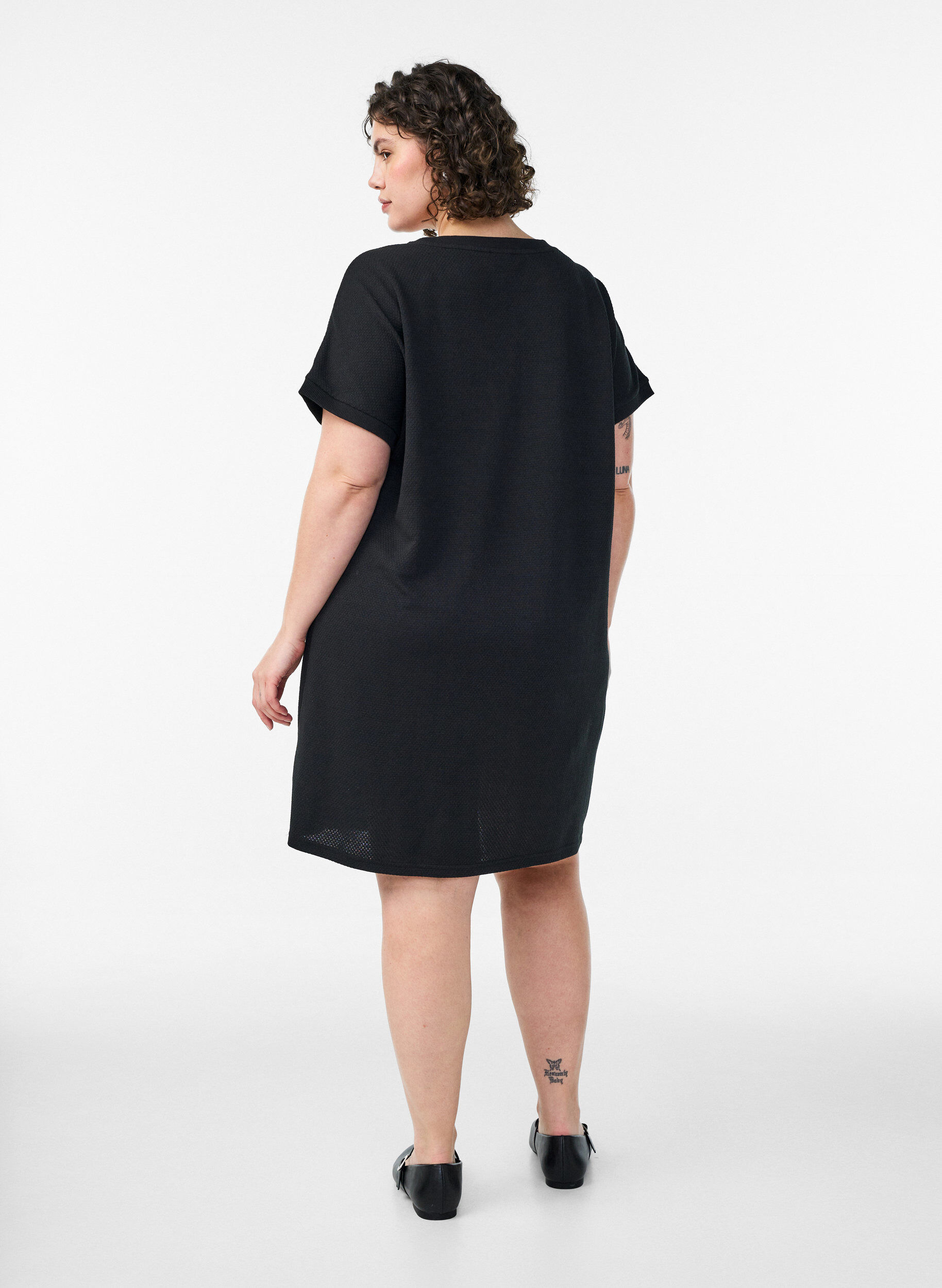 ZizziKurzes Kleid aus strukturiertem Jersey mit Rundhalsausschnitt, Schwarz, Model image number 2