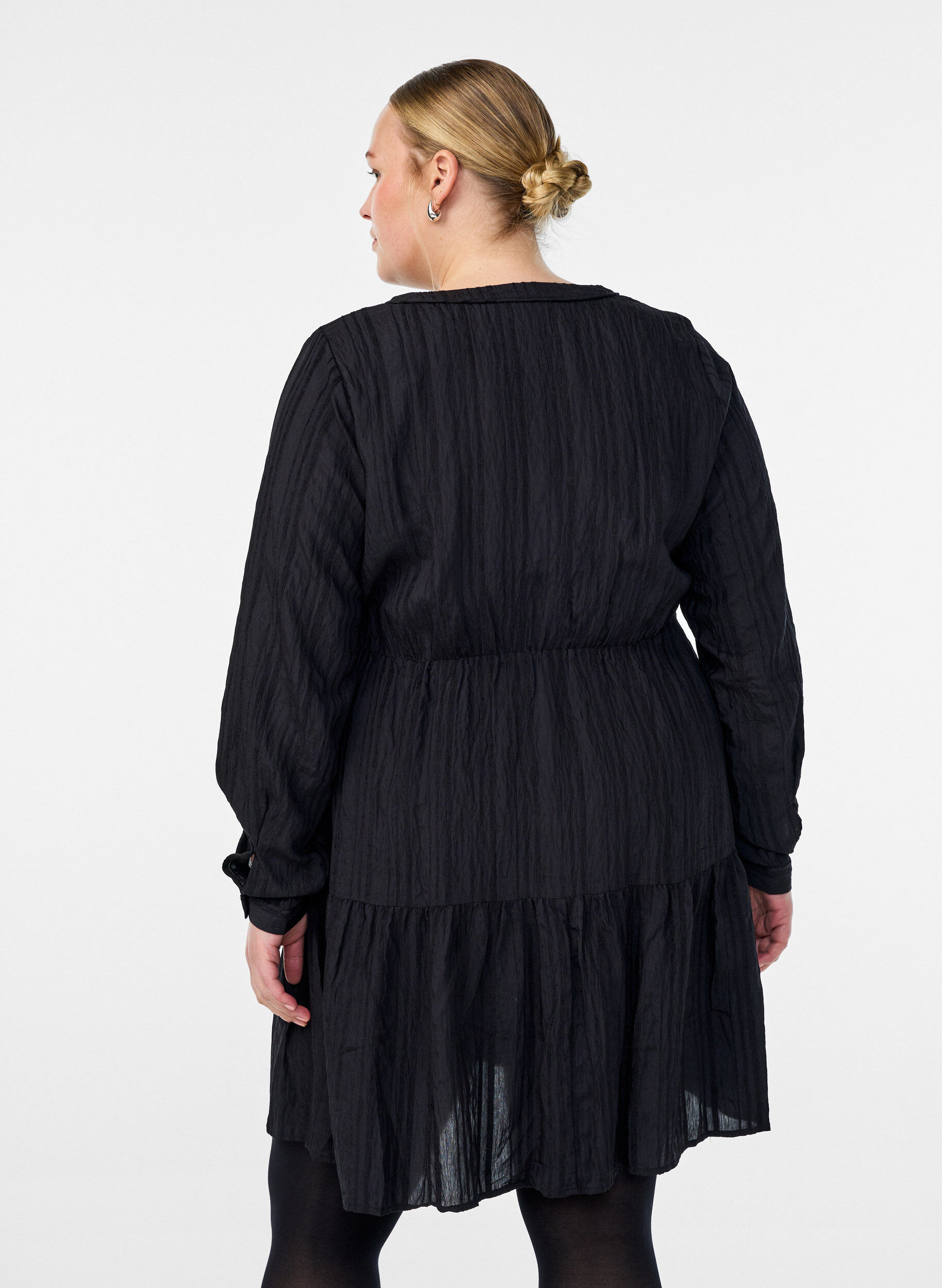 ZizziKurzes Kleid mit gewebter Streifenstruktur und elastischer Taille, Schwarz, Model image number 2