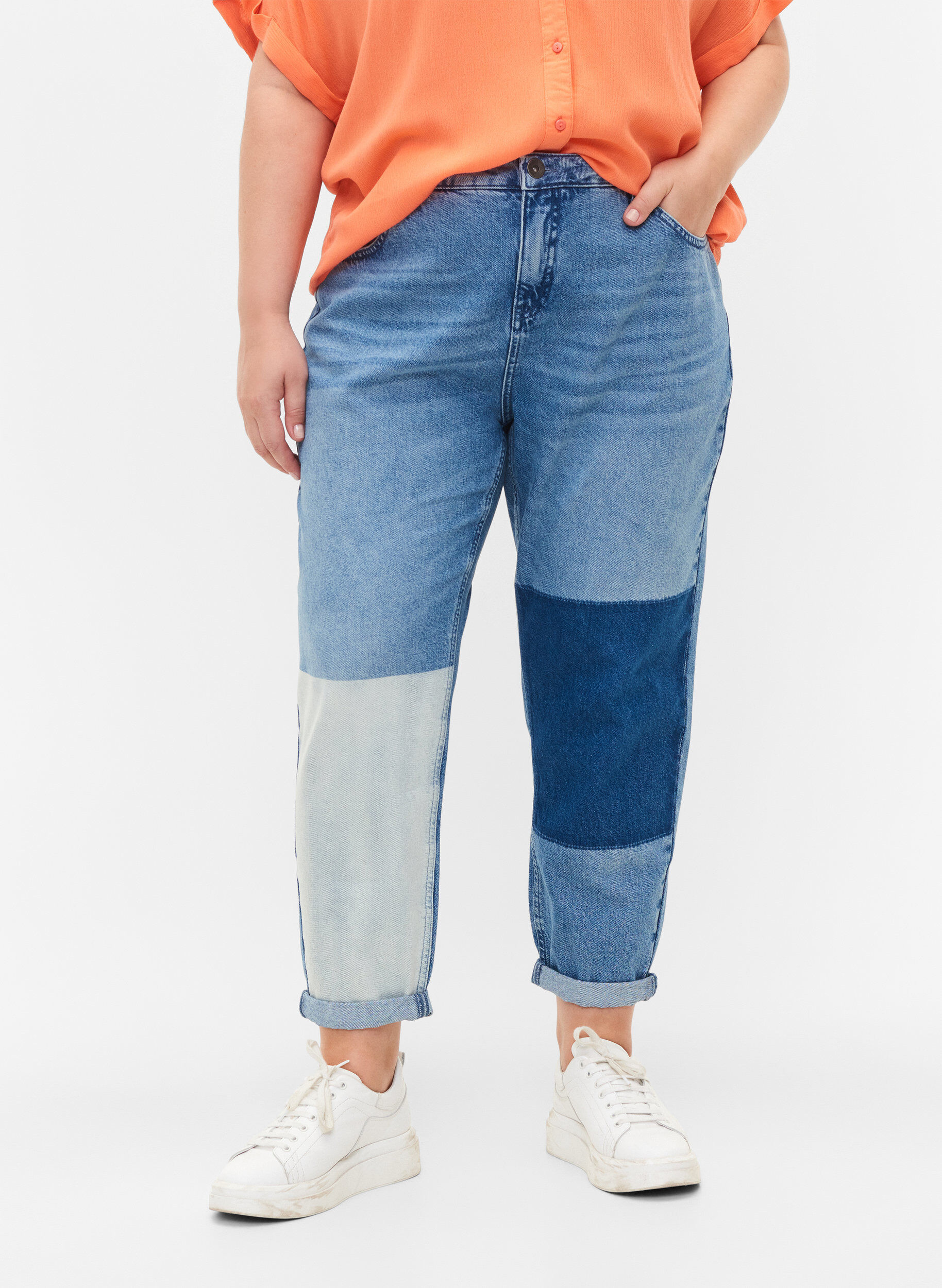 ZizziMille Mom Fit Jeans mit Colour Block, Blue Denim Comb, Model image number 2