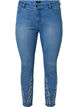 Cropped Emily Jeans mit Stickerei, Blue denim, Packshot image number 0