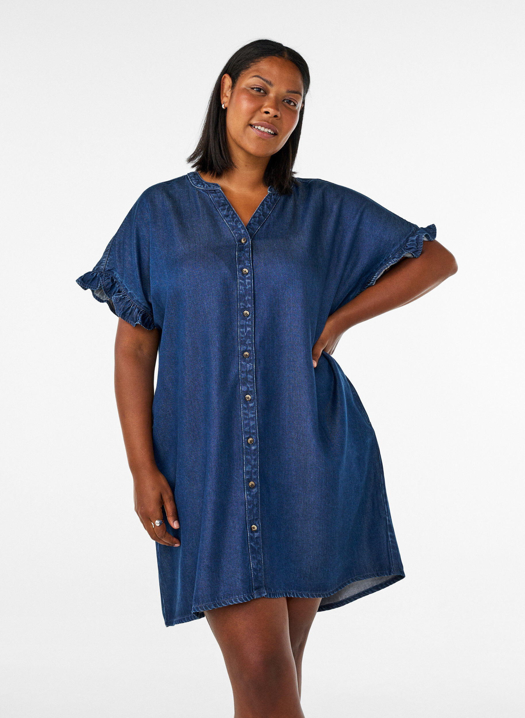 Kleid in Denim-Optik mit Knopfleiste und R&uuml;schen&auml;rmeln, Blau, Model