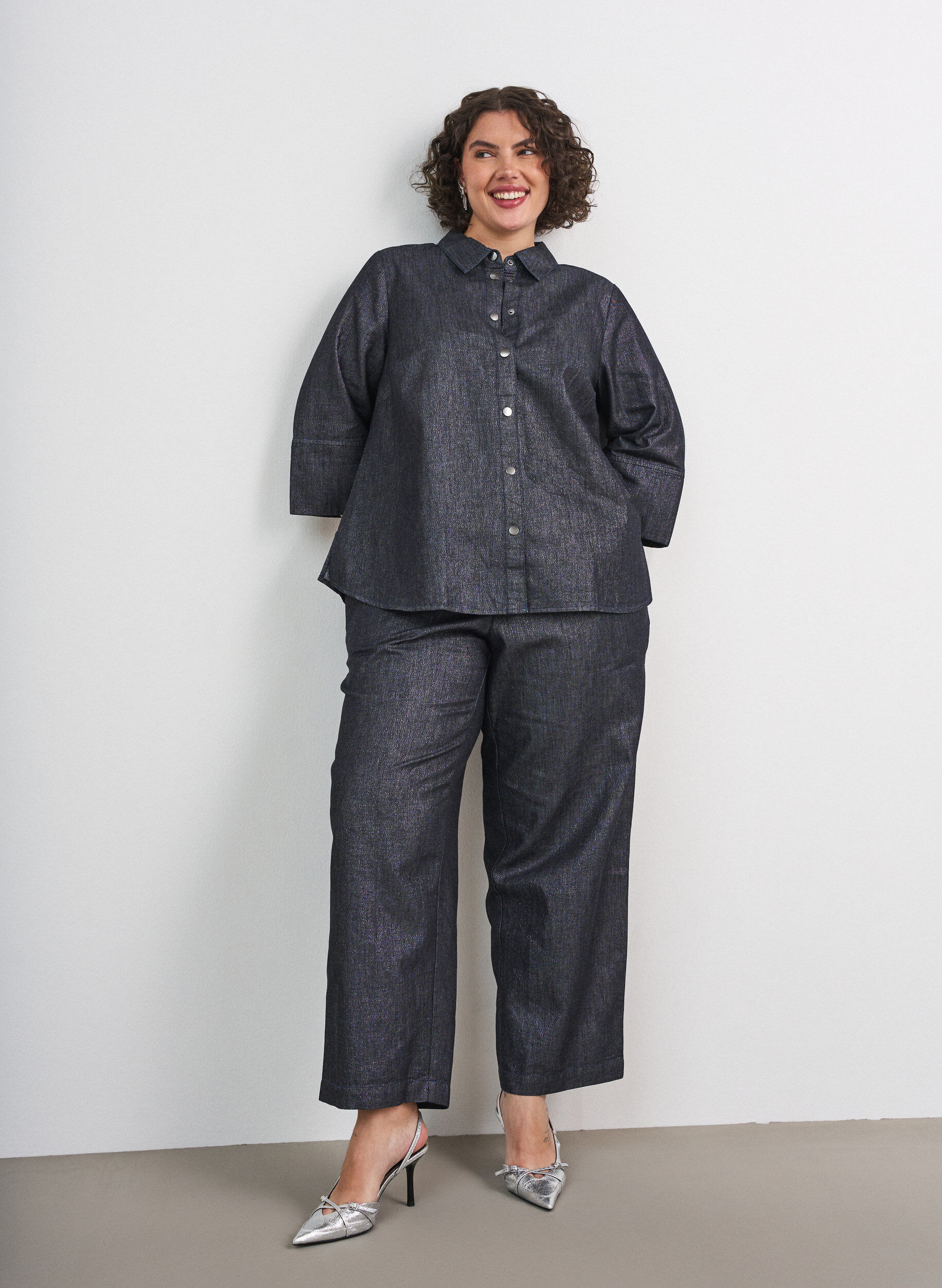 Straight Leg Jeans mit Glitzerfaden, Grau, Model