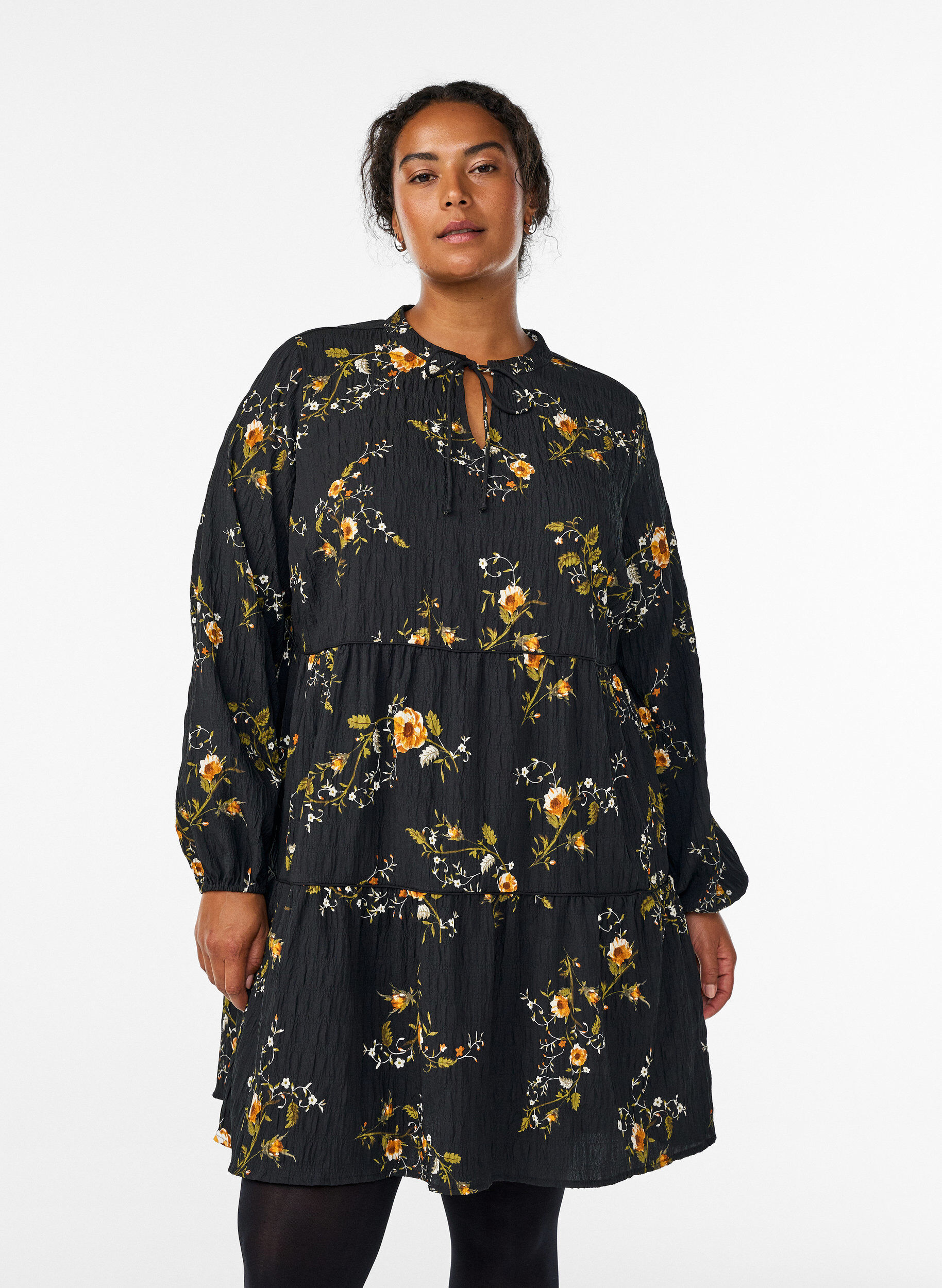 ZizziGebl&uuml;mtes Kleid mit Bindeverschluss, Schwarz, Model image number 0