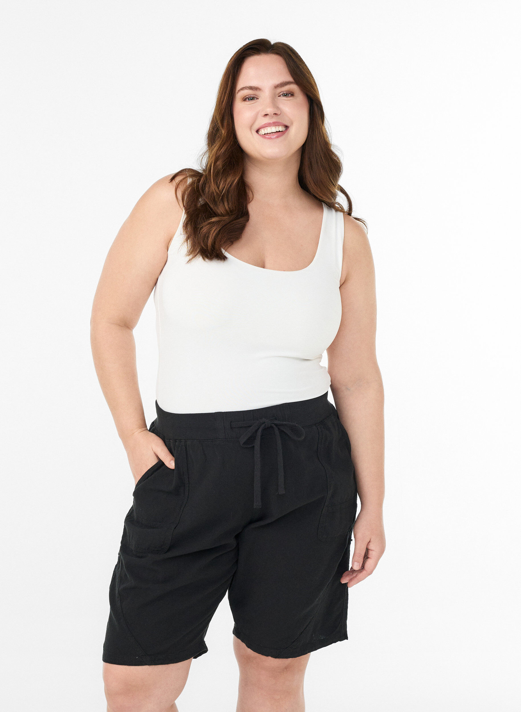 Lockere Shorts aus Baumwolle mit Taschen, Schwarz, Model