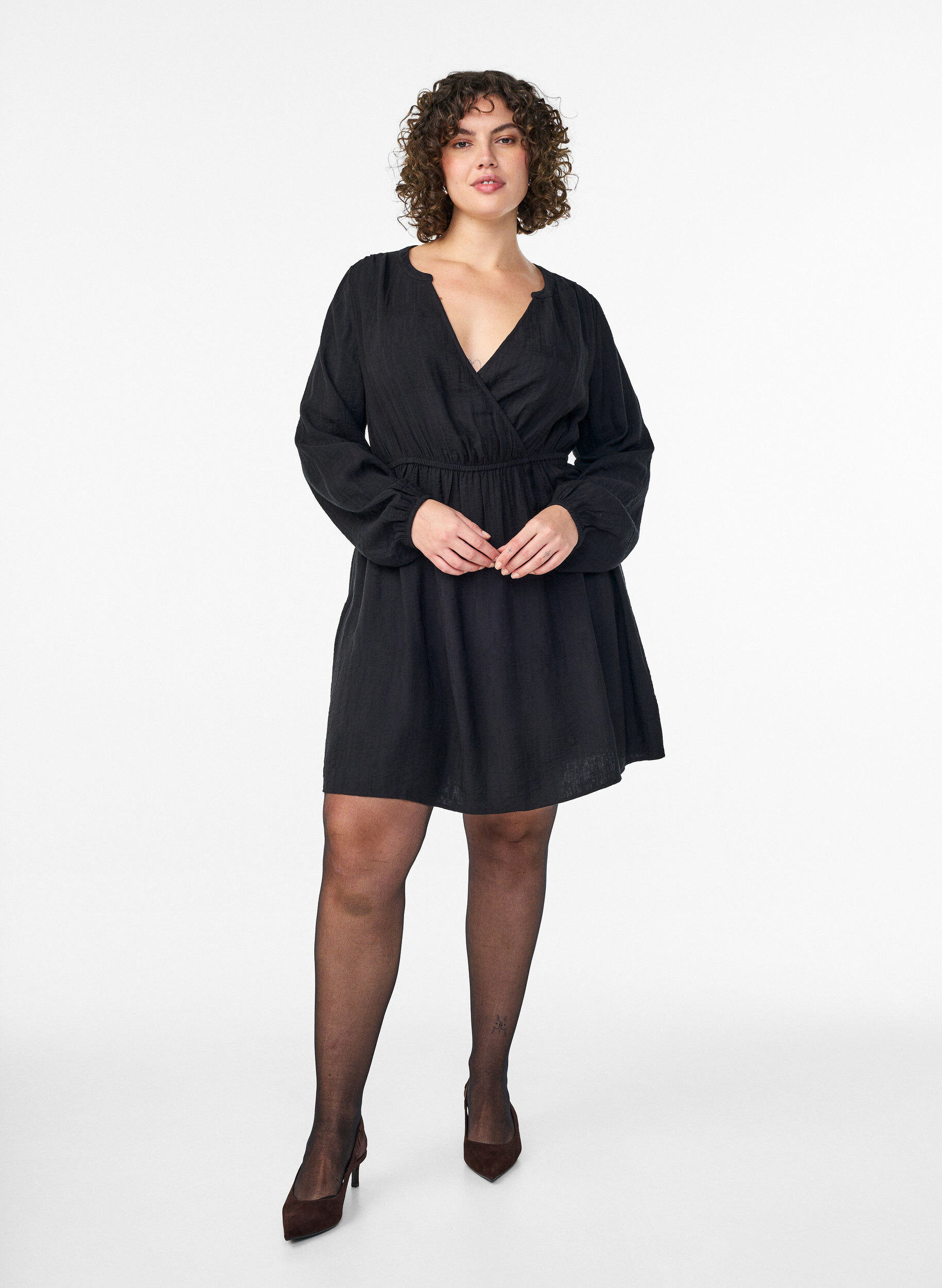 ZizziKurzes strukturiertes Kleid in Wickeloptik, Schwarz, Model image number 1