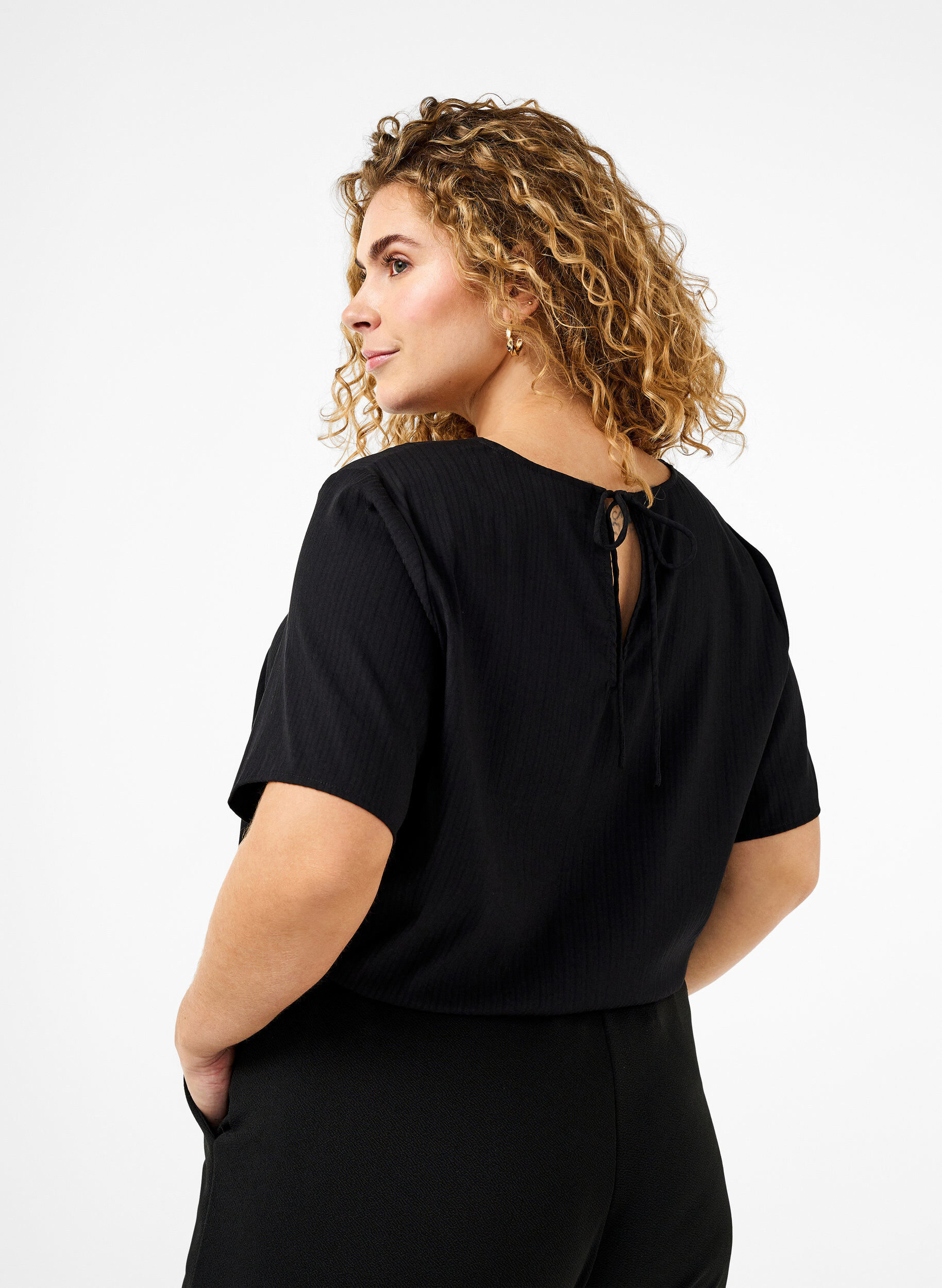 ZizziKurz&auml;rmelige Bluse aus Viskose mit Schleifen, Black, Model image number 1