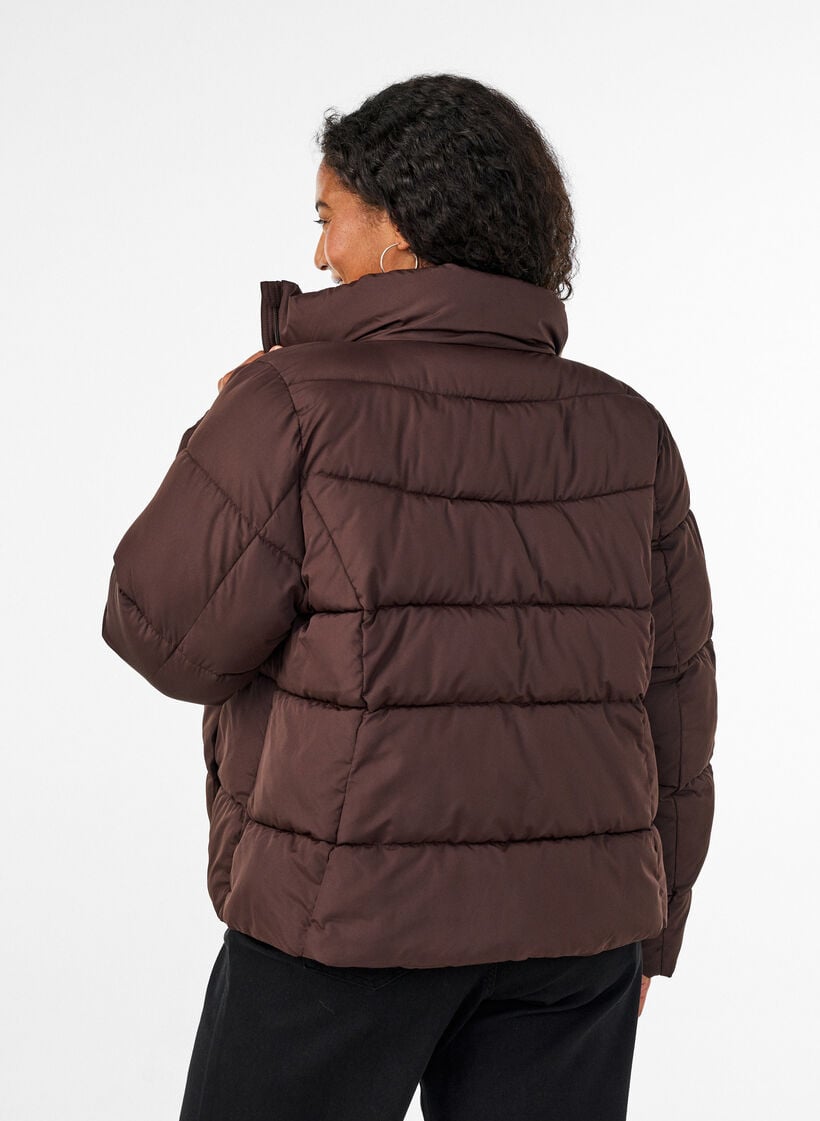 Kurze Pufferjacke mit hohem Kragen, Braun, Model image number 2