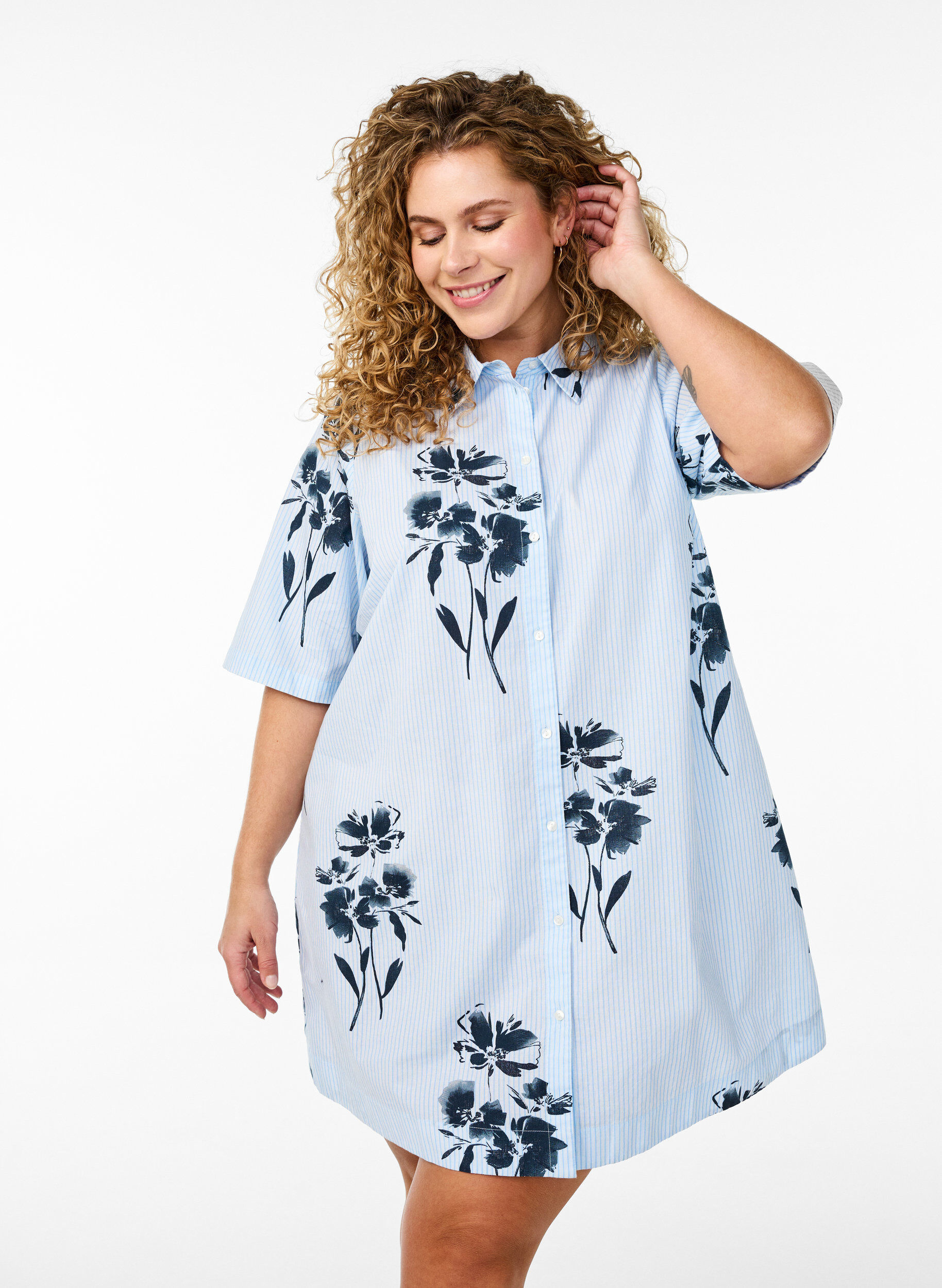 Langes Shirt mit Streifen und Blumenprint, Blau, Model
