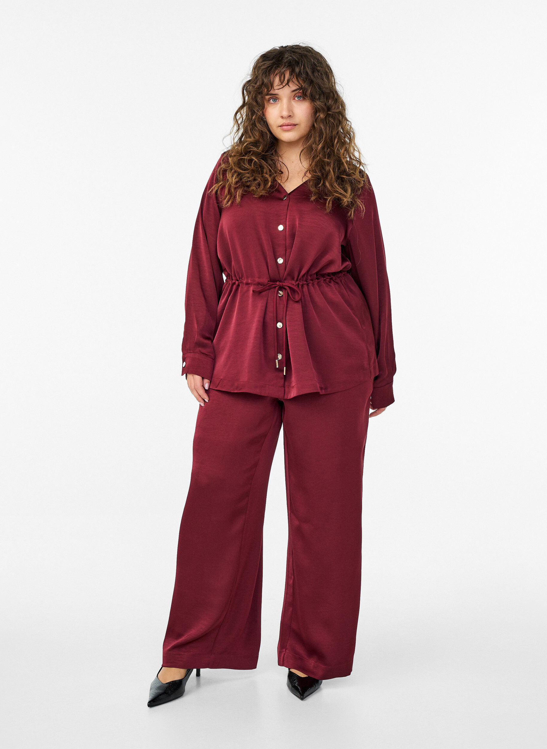 Hose mit Satin-Look, hoher Taille und weitem Bein, Dunkles Bordeaux, Model