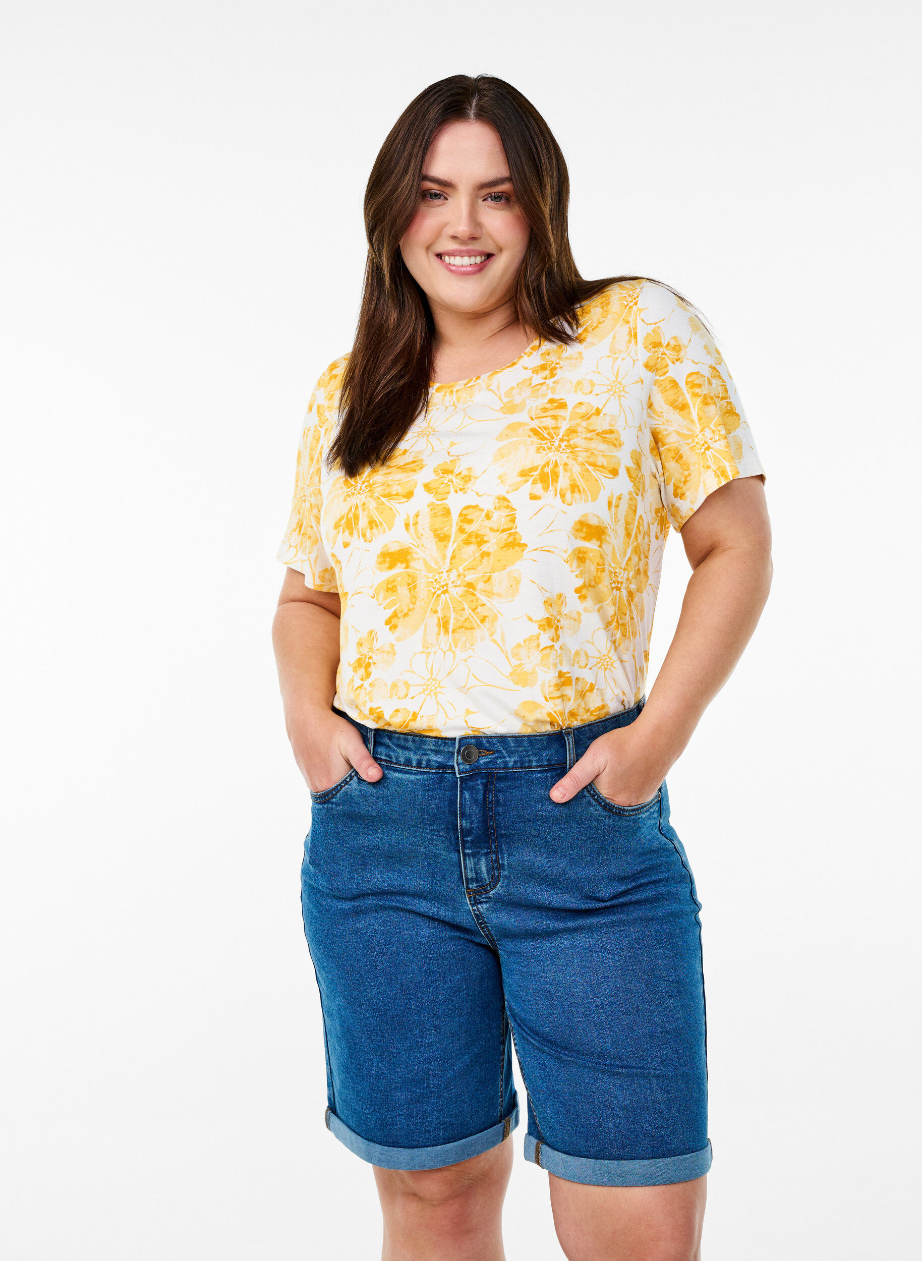 Eng anliegende Jeansshorts mit hoher Taille, Blau, Model