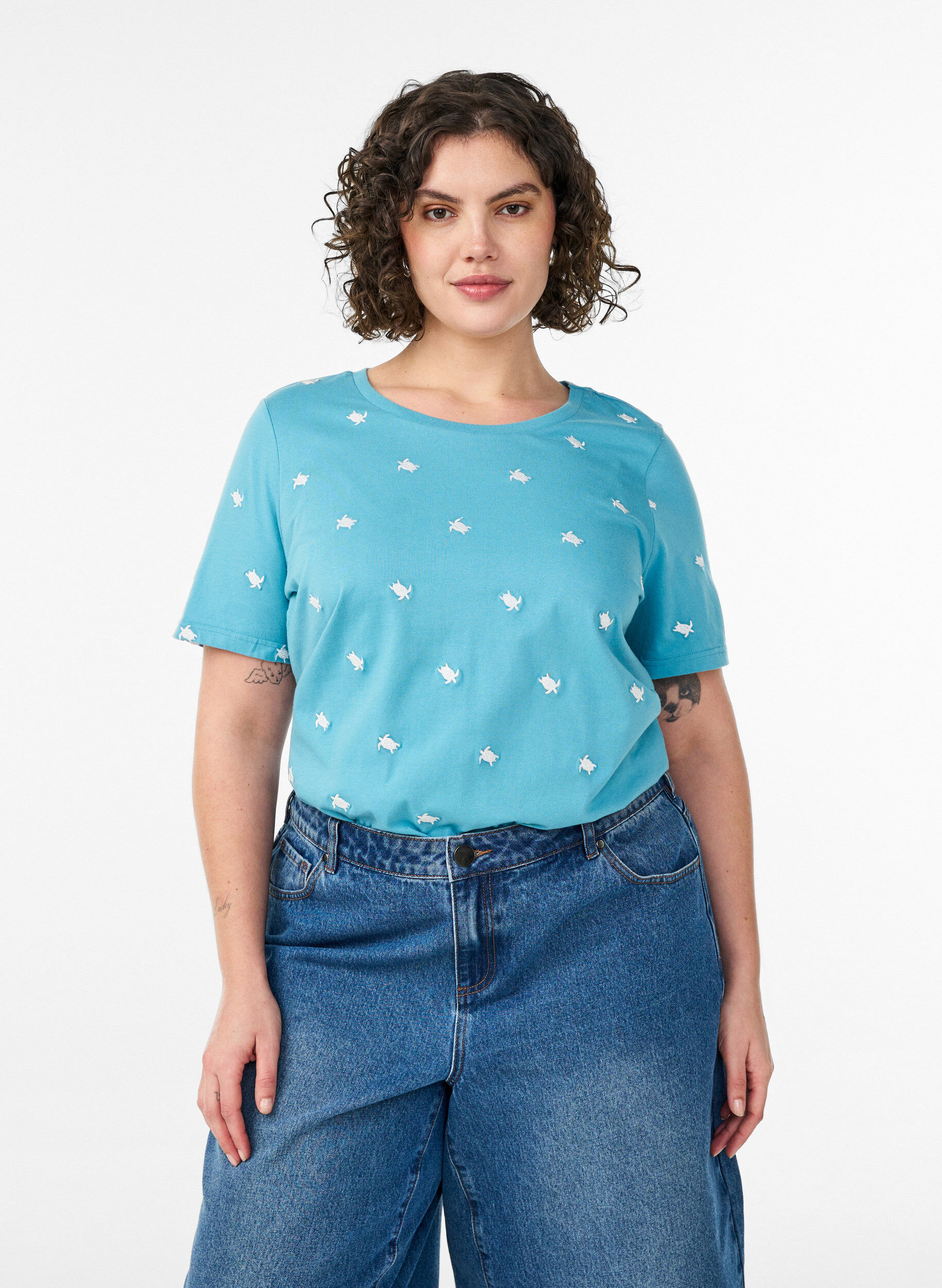T-Shirt aus Bio-Baumwolle mit aufgestickten Motiven, Blau, Model