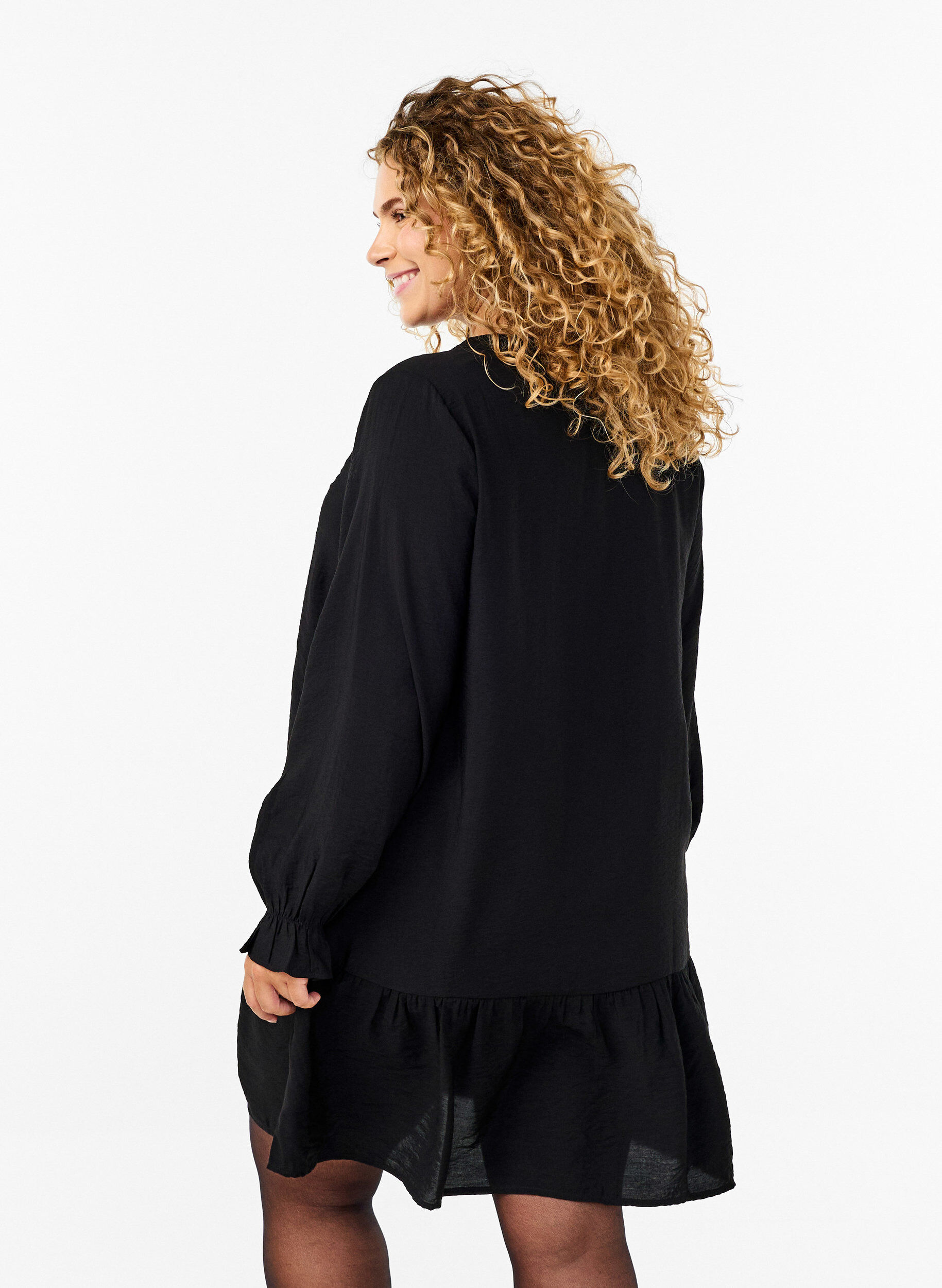 ZizziKurzes Kleid mit Ziern&auml;hten und Kn&ouml;pfen, Black, Model image number 1