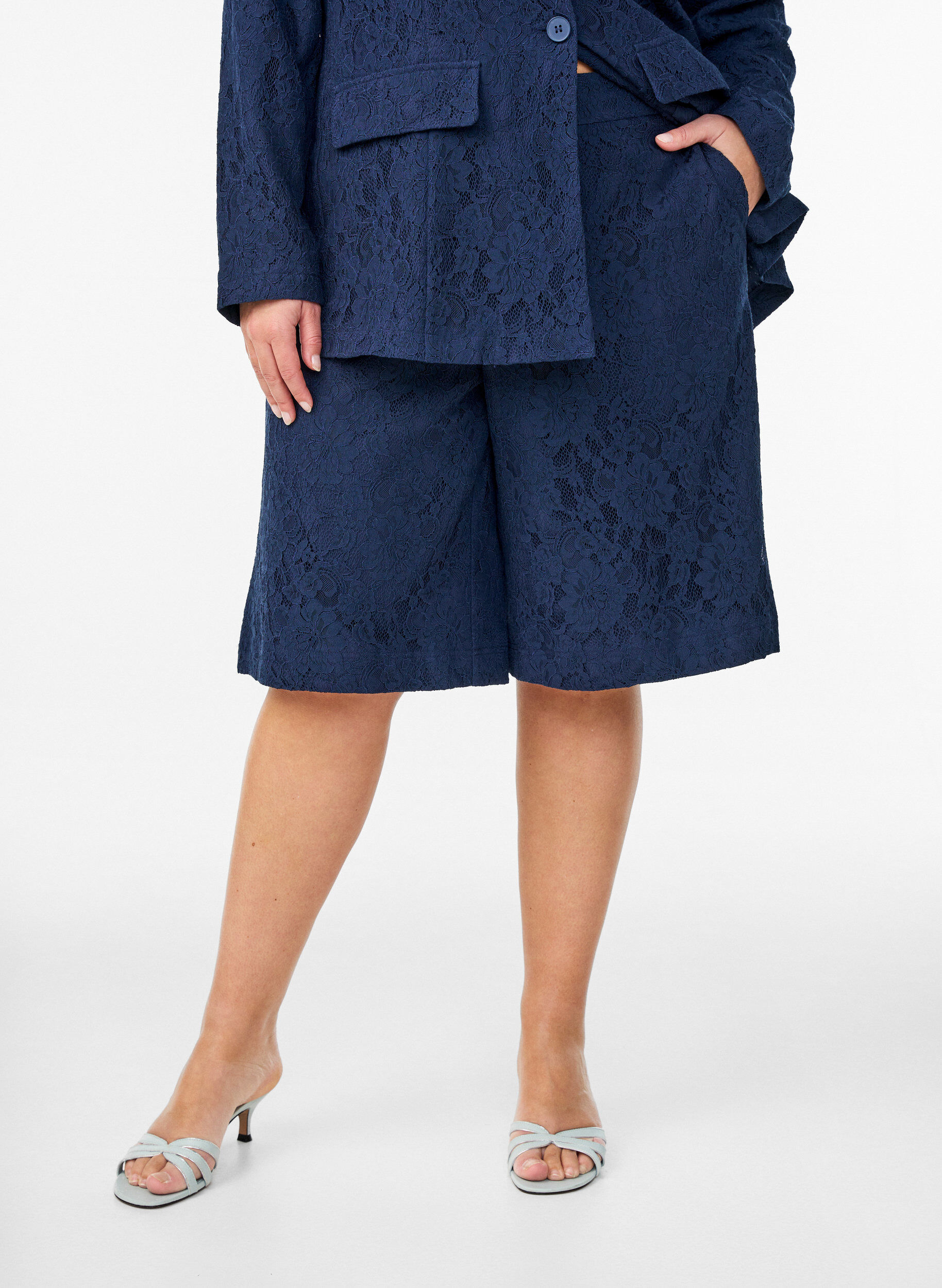 ZizziHoch taillierte Bermudashorts aus Spitze, Blau, Model image number 3