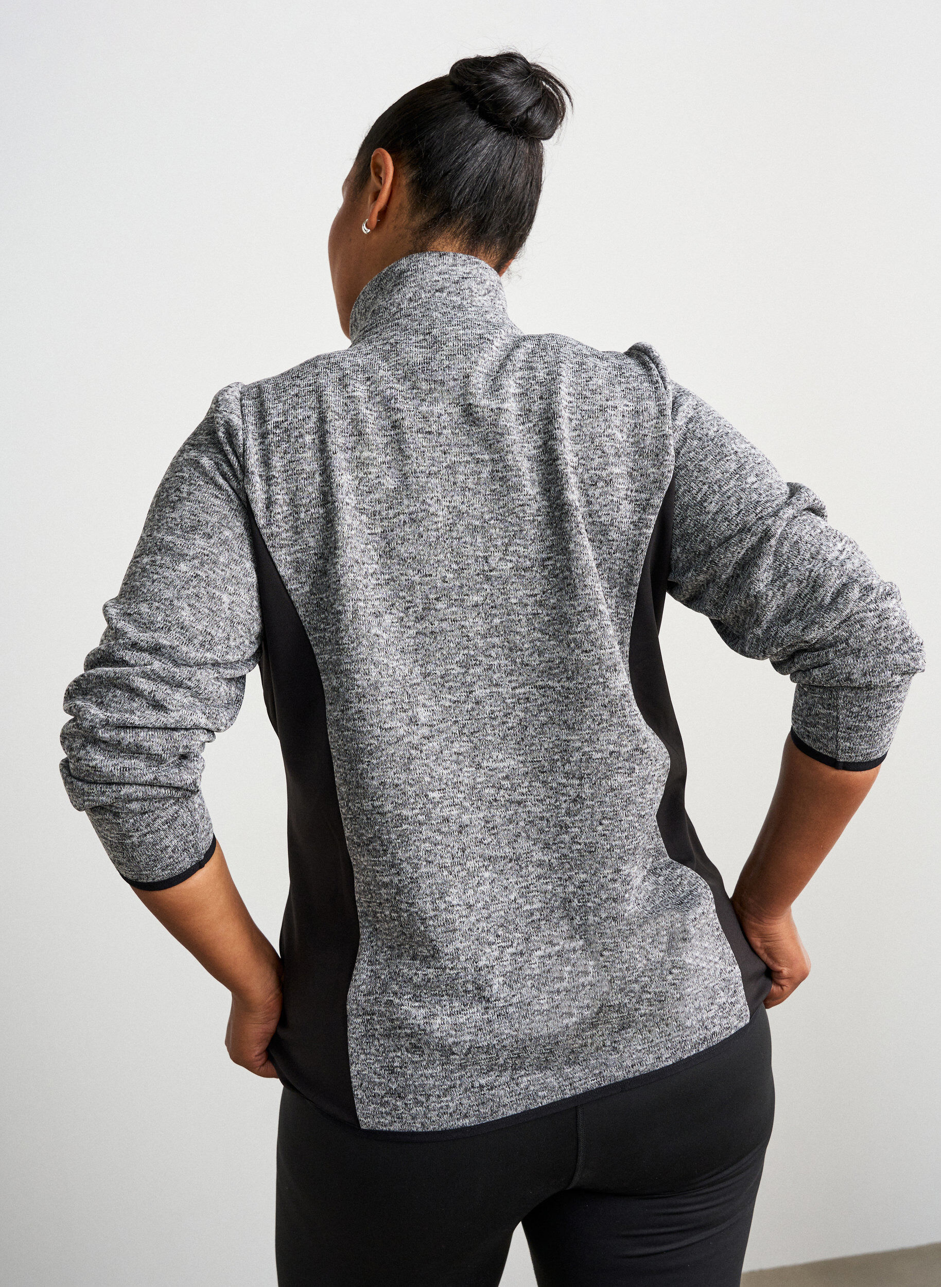 ZizziTrainingsjacke mit Kontrasteins&auml;tzen und hohem Kragen, Grau, Model image number 2