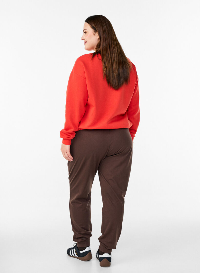 Sweatshirt mit Motiv auf der Vorderseite, Rot, Model image number 2