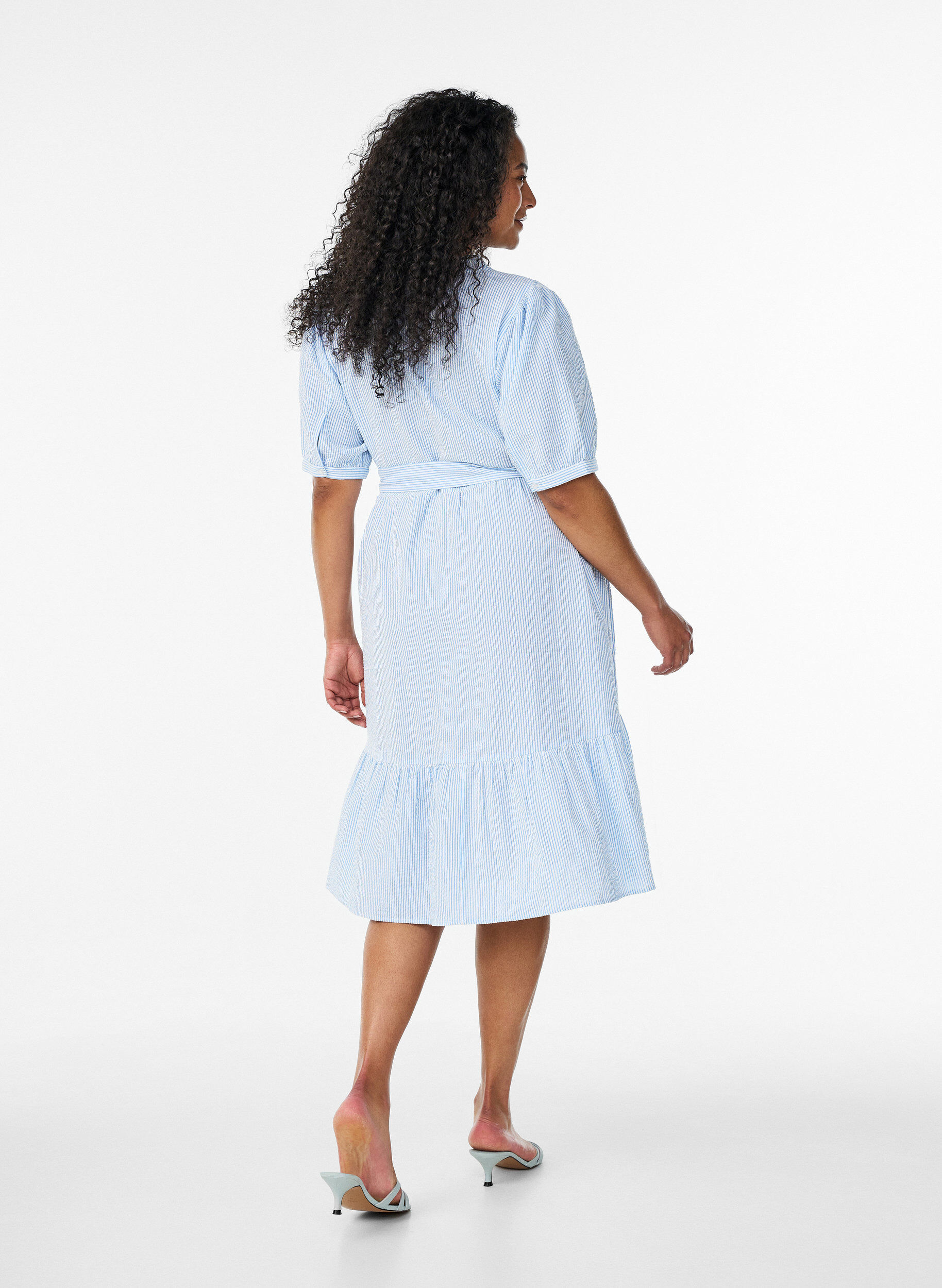 ZizziGestreiftes Midikleid aus Baumwolle mit einem Bindeg&uuml;rtel, Wei&szlig;, Model image number 2