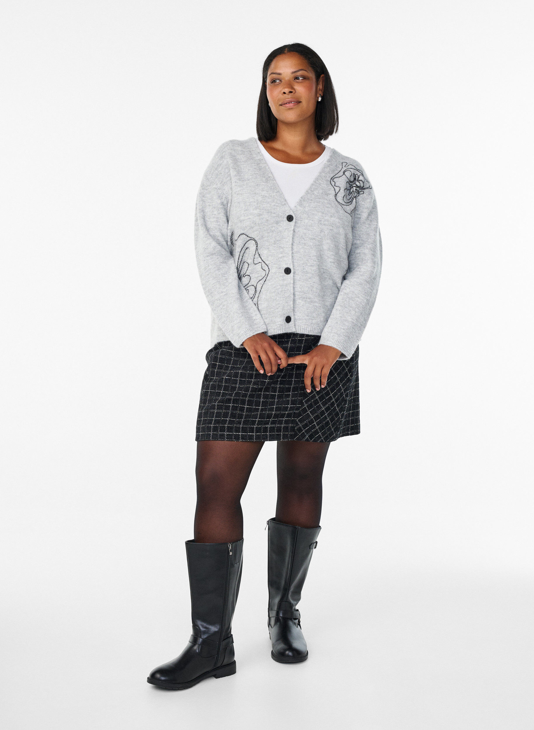 ZizziStrickjacke mit V-Ausschnitt und aufgestickten Blumen, Grau, Model image number 1