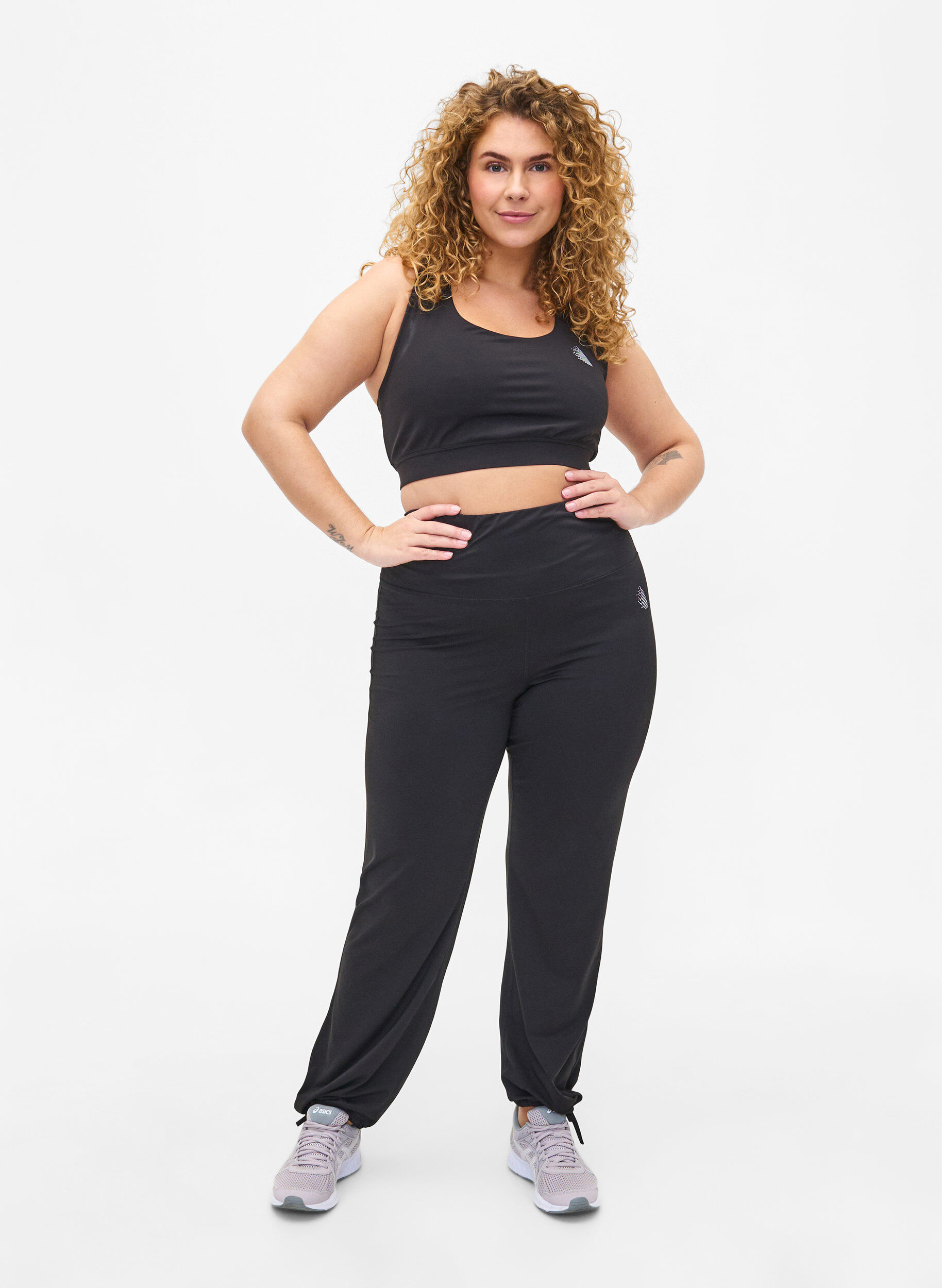 ZizziSport-BH mit Kreuzdetail am R&uuml;cken, Black, Model image number 2