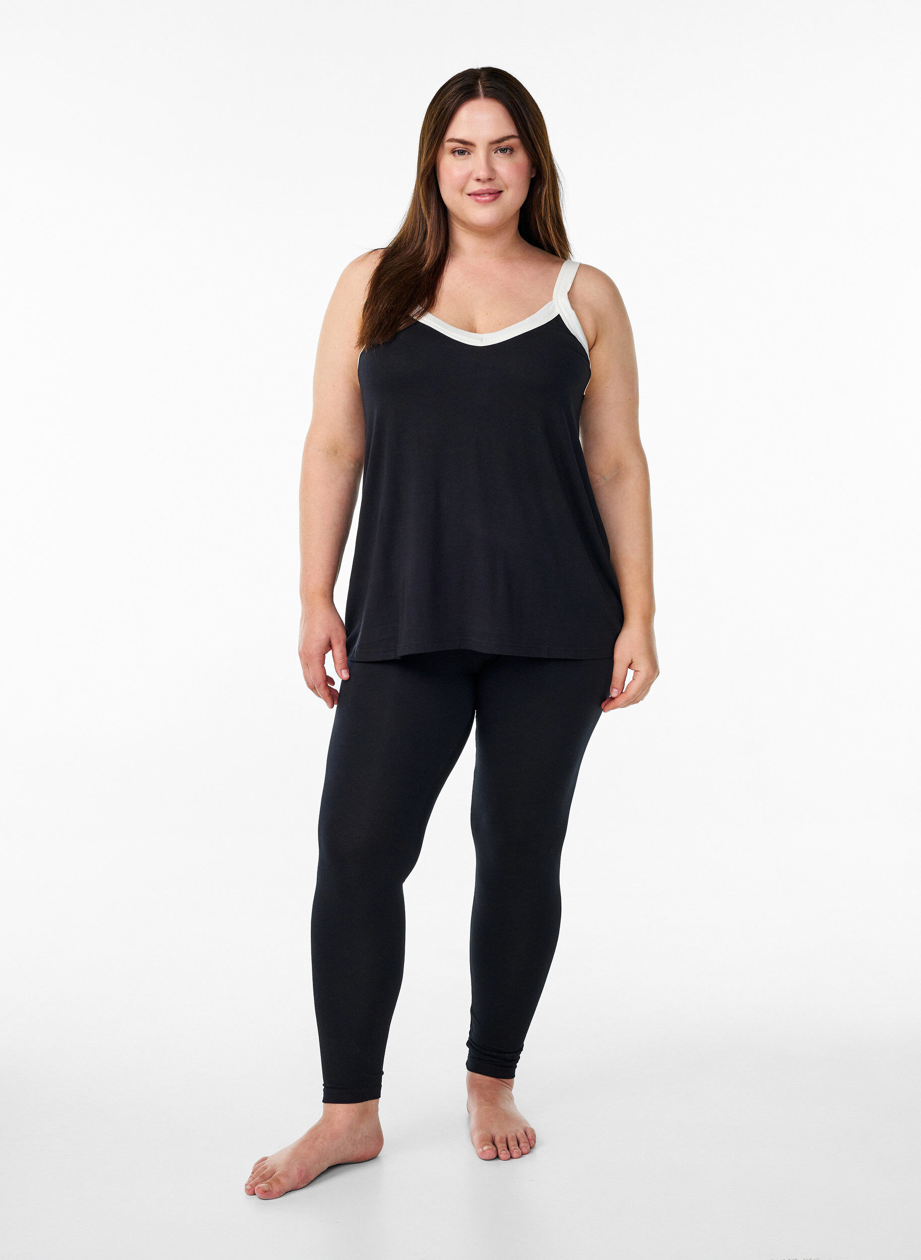 ZizziNachthemd mit Tr&auml;gern und V-Ausschnitt, Schwarz, Model image number 1