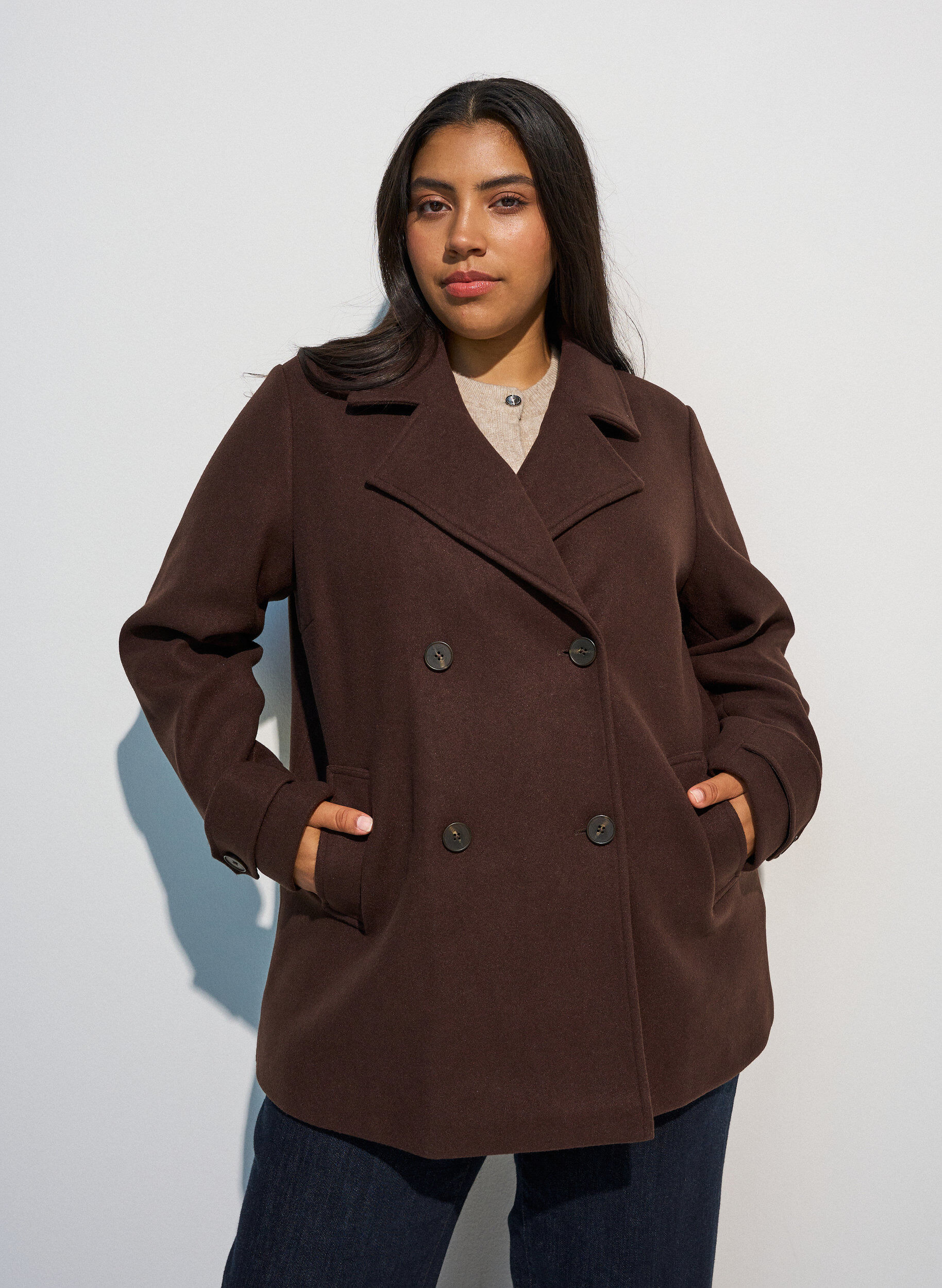 Kurzmantel mit zweireihiger Knopfleiste, Braun, Model