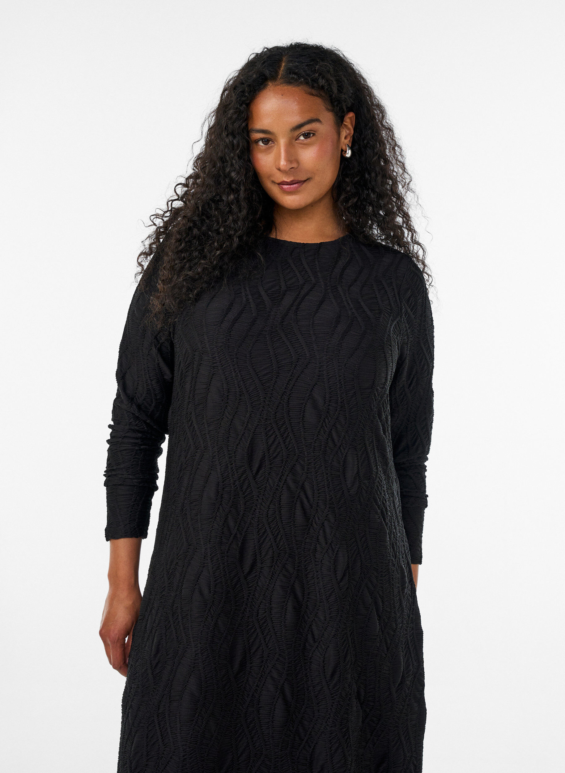 ZizziMidikleid mit gewellter Struktur und langen &Auml;rmeln, Schwarz, Model image number 2