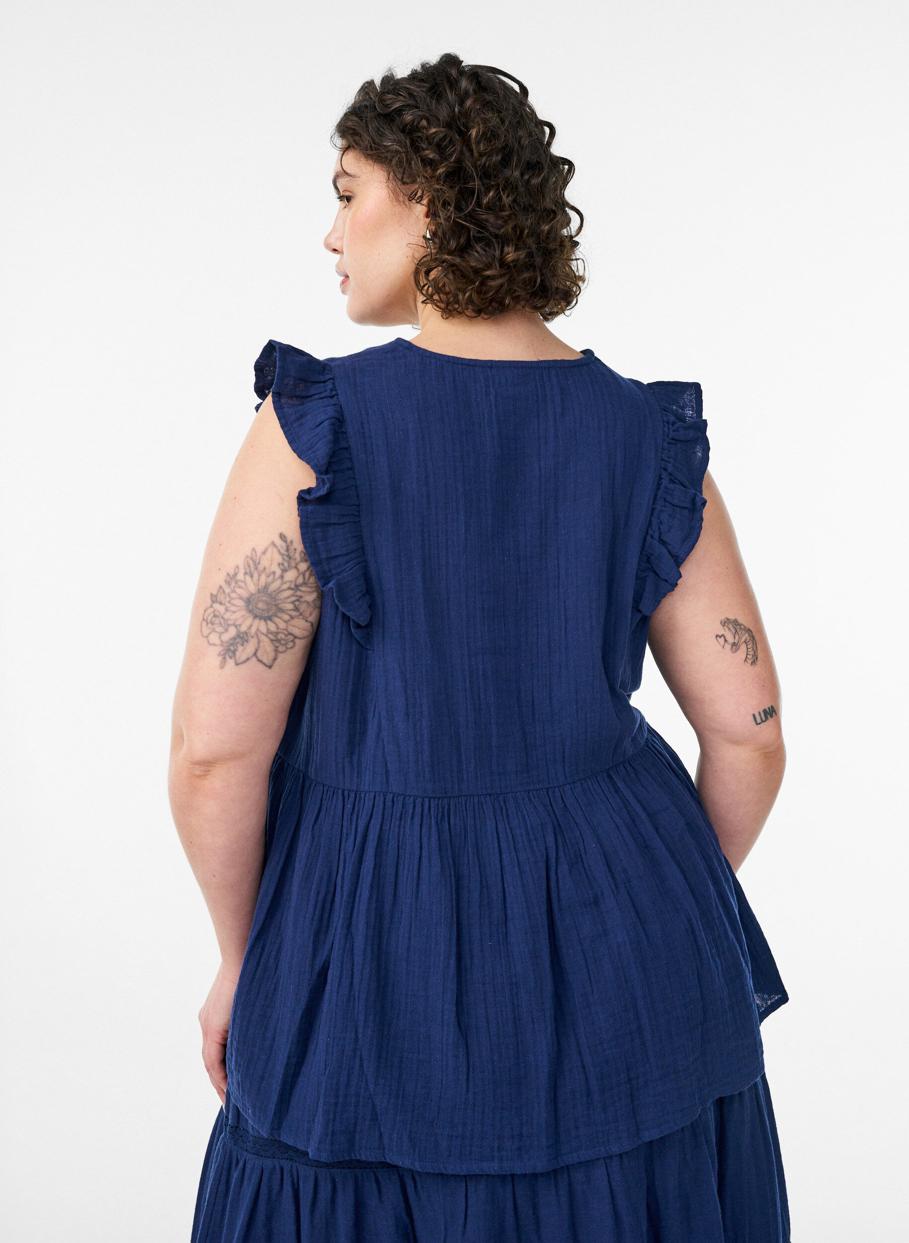 Zizzi&Auml;rmellose Bluse aus Baumwoll-Musselin mit R&uuml;schen, Blau, Model image number 2