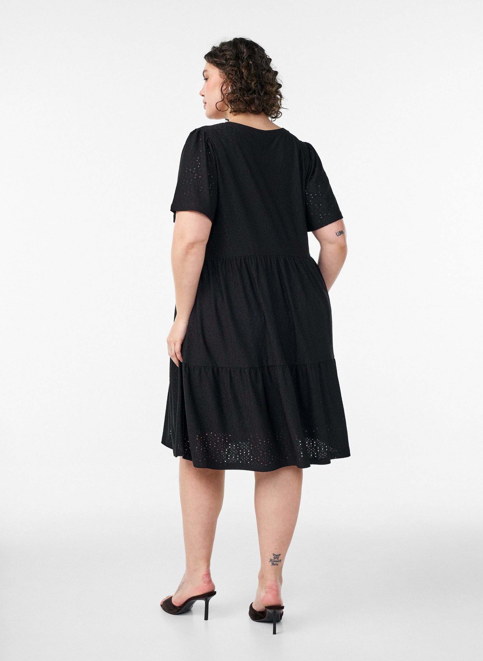 ZizziKurzes Kleid mit Spitzenmuster und Lagenrock, Schwarz, Model image number 2