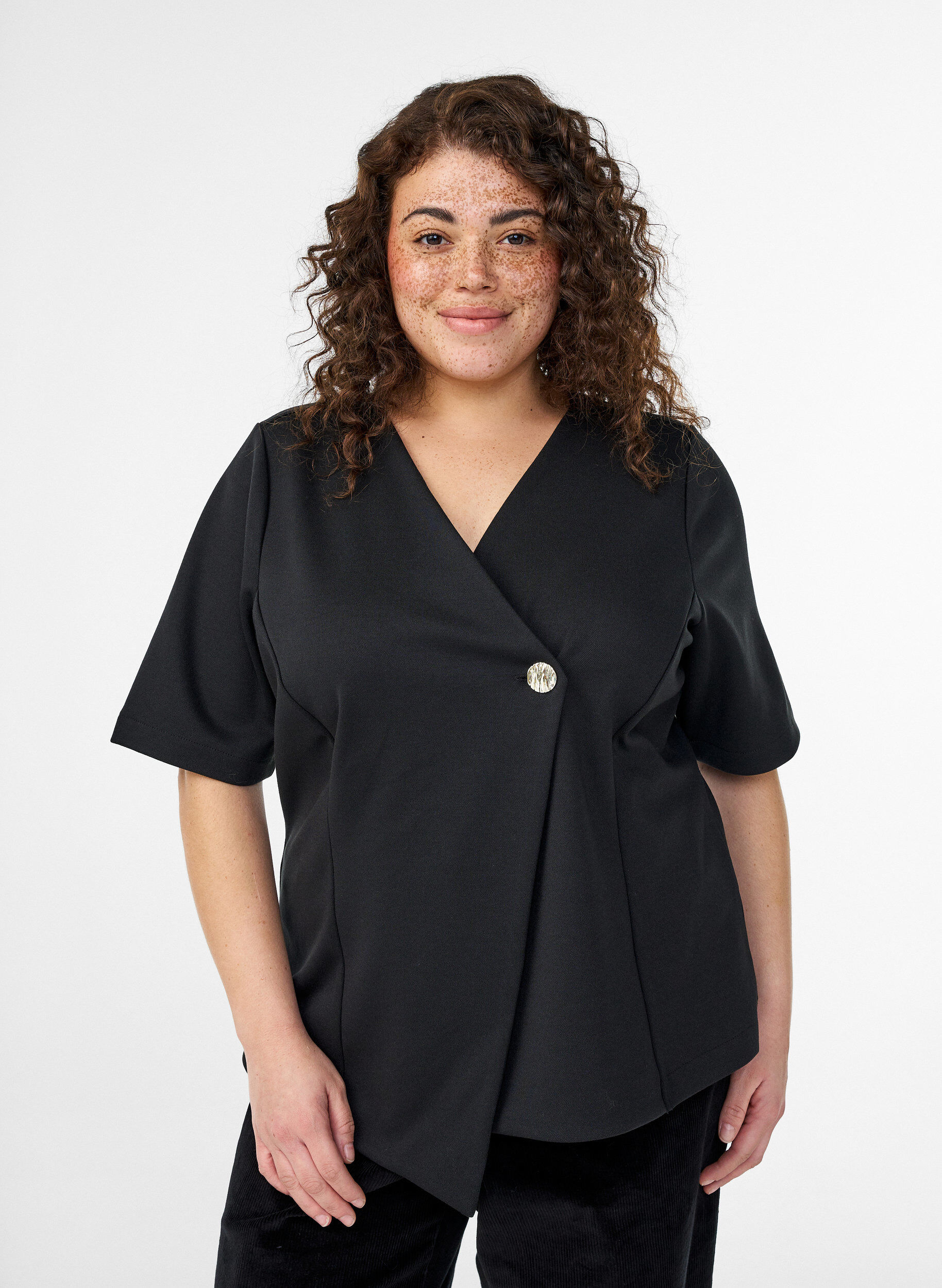 Bluse mit asymmetrischer Wickeloptik und kurzen &Auml;rmeln, Schwarz, Model