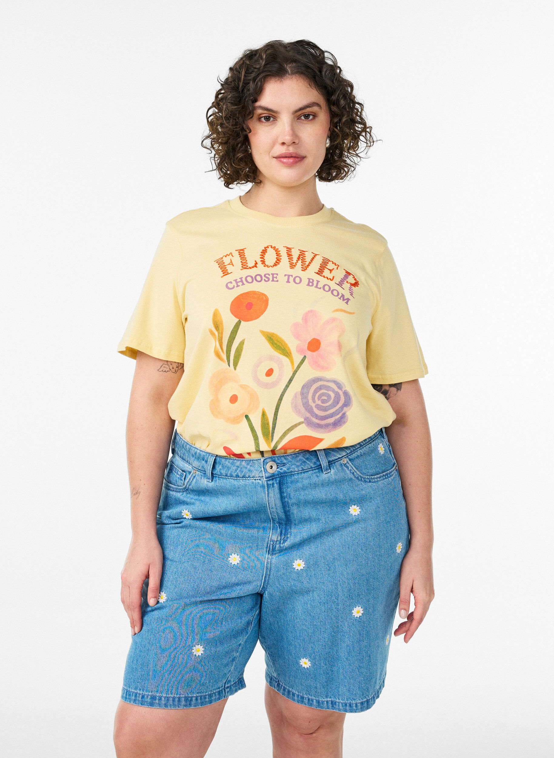 ZizziHoch taillierte Jeansshorts mit gebl&uuml;mter Stickerei, Blau, Model image number 0