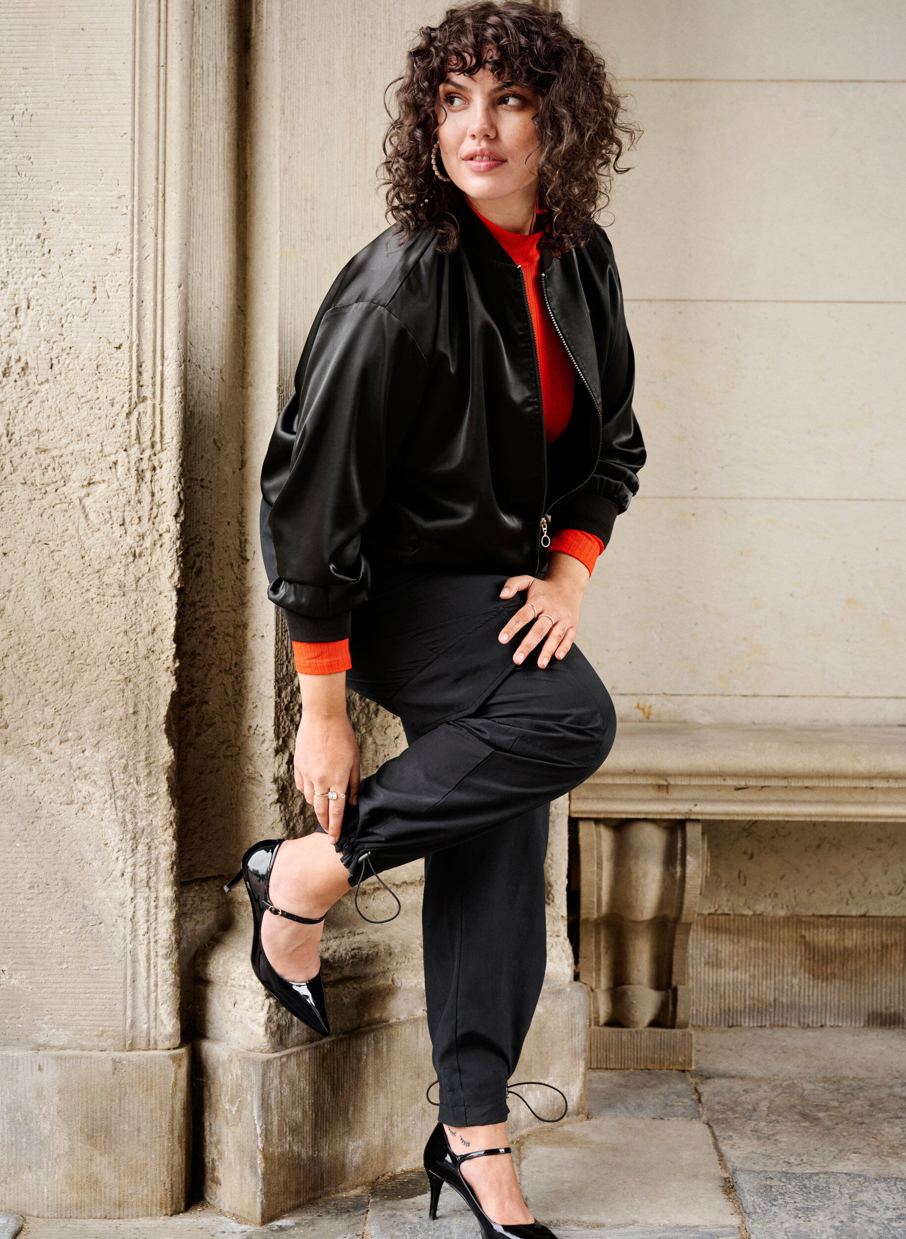 ZizziCropped Cargohose mit verstellbarem Gummizug, Black, Image image number 1