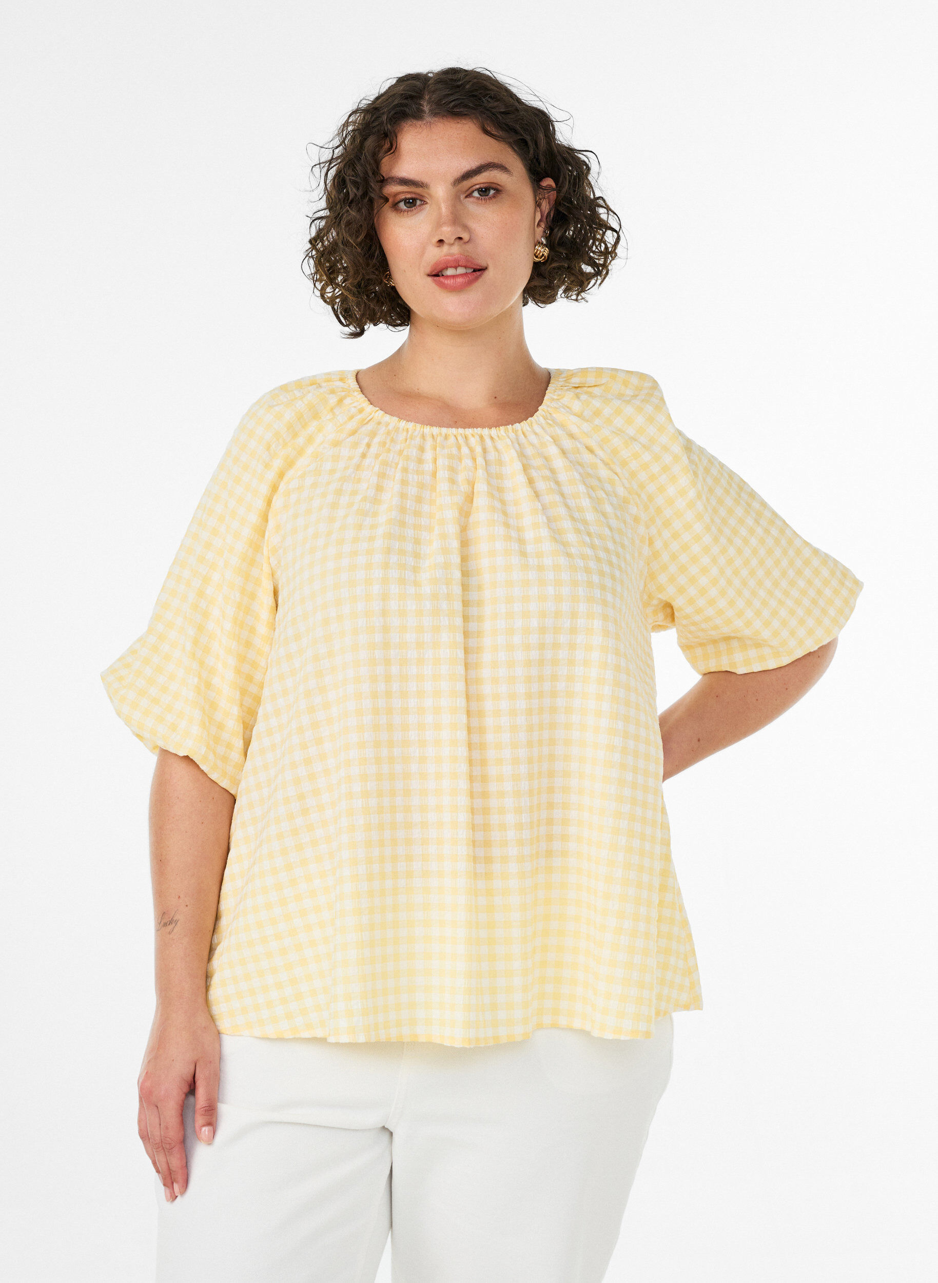 Bluse mit kleinem Karo, elastischem Ausschnitt und halblangen &Auml;rmeln, Gelb, Model