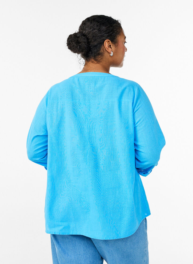 Hemdbluse aus Baumwolle mit V-Ausschnitt, Blau, Model image number 2