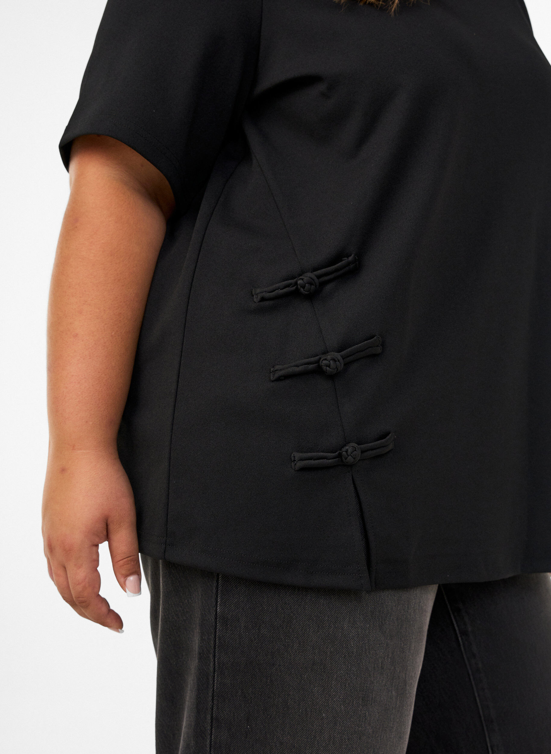 ZizziT-Shirt mit Schlitzen und dekorativen Knotenverschl&uuml;ssen, Schwarz, Model image number 3