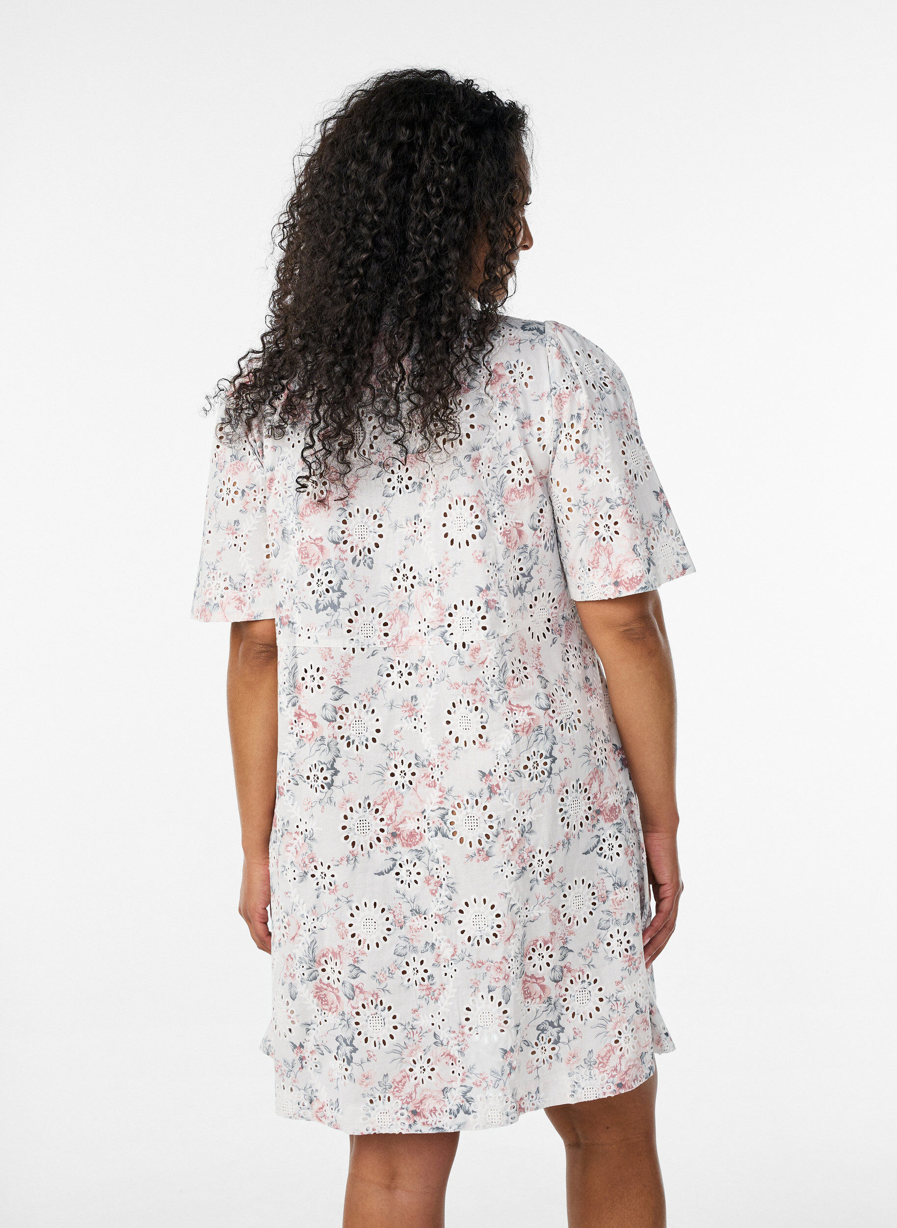 ZizziKleid aus Baumwolle mit gebl&uuml;mtem Muster und Broderie Anglaise, Vanille, Model image number 2