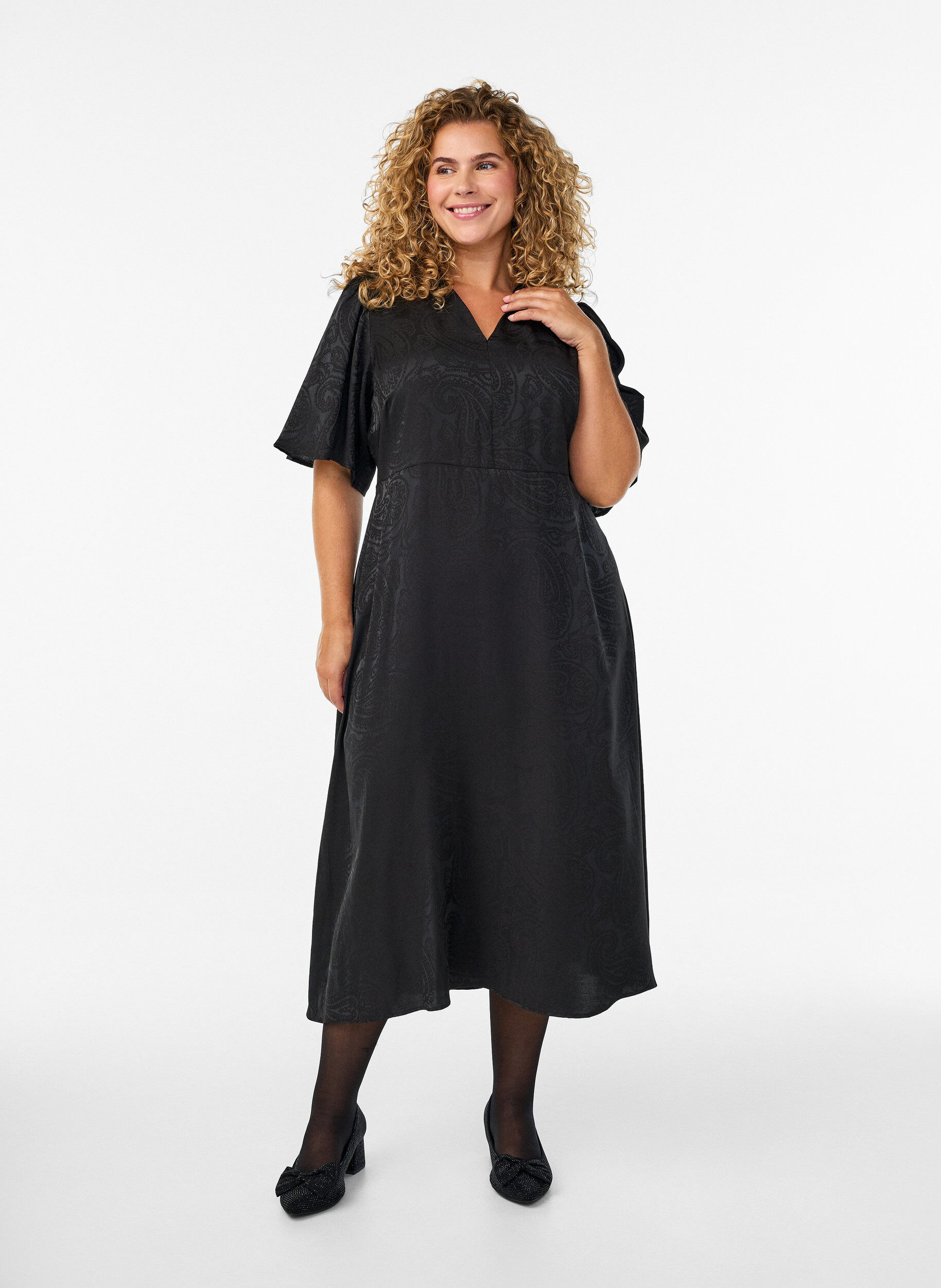 Midikleid aus Jacquard mit Paisleymuster und Fl&uuml;gel&auml;rmeln, Schwarz, Model