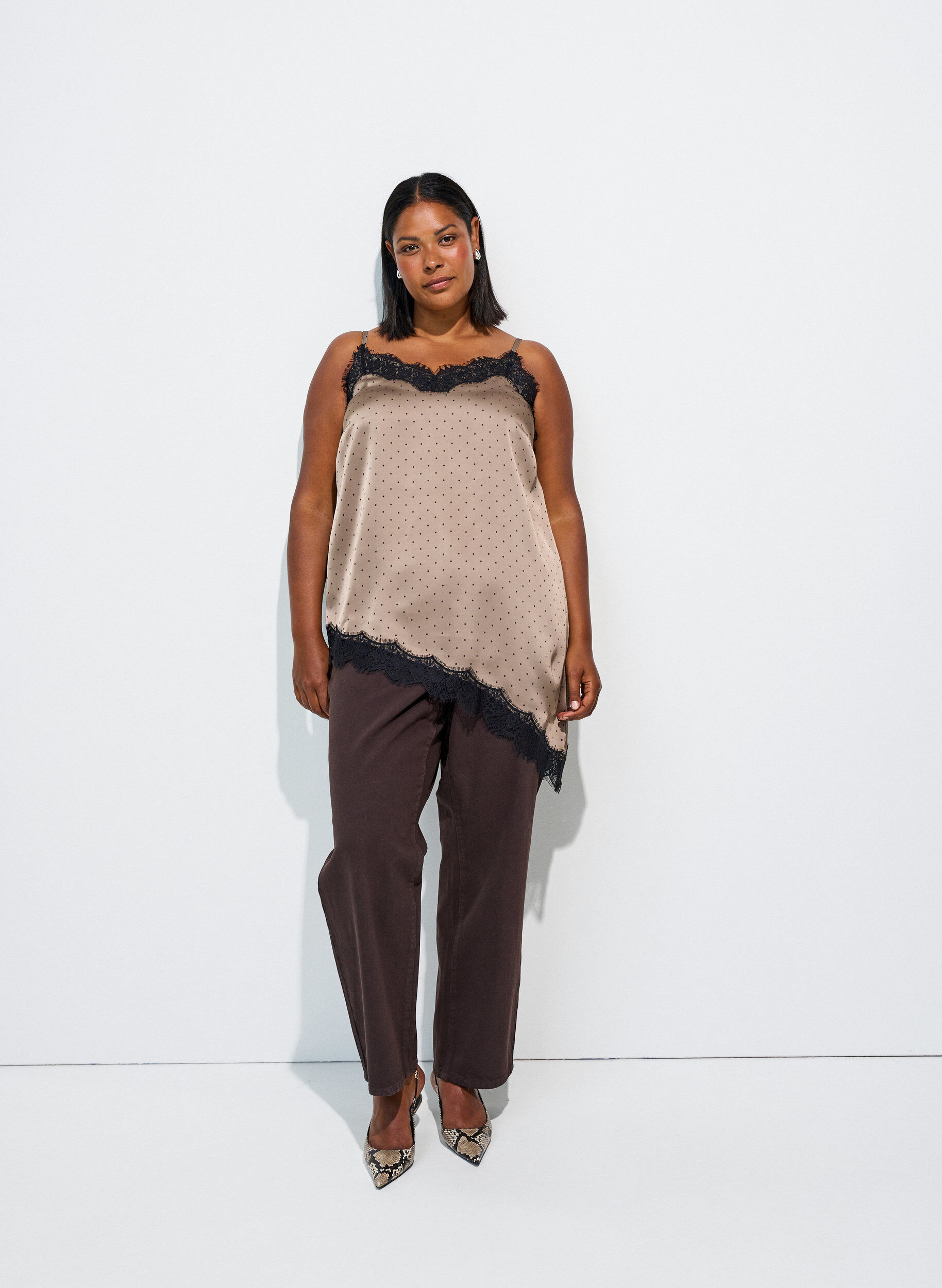 ZizziTr&auml;gertop mit Spitze und asymmetrischem Saum, Beige, Model image number 1