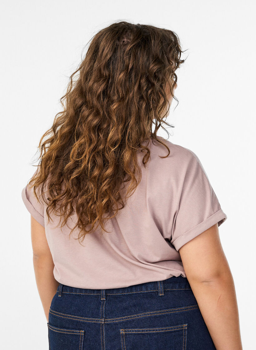 Kurz&auml;rmeliges T-Shirt aus einer Baumwollmischung, Rot, Model image number 2