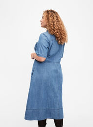 Jeanshemdkleid mit kurzen Ärmeln, Light Blue Denim, Model