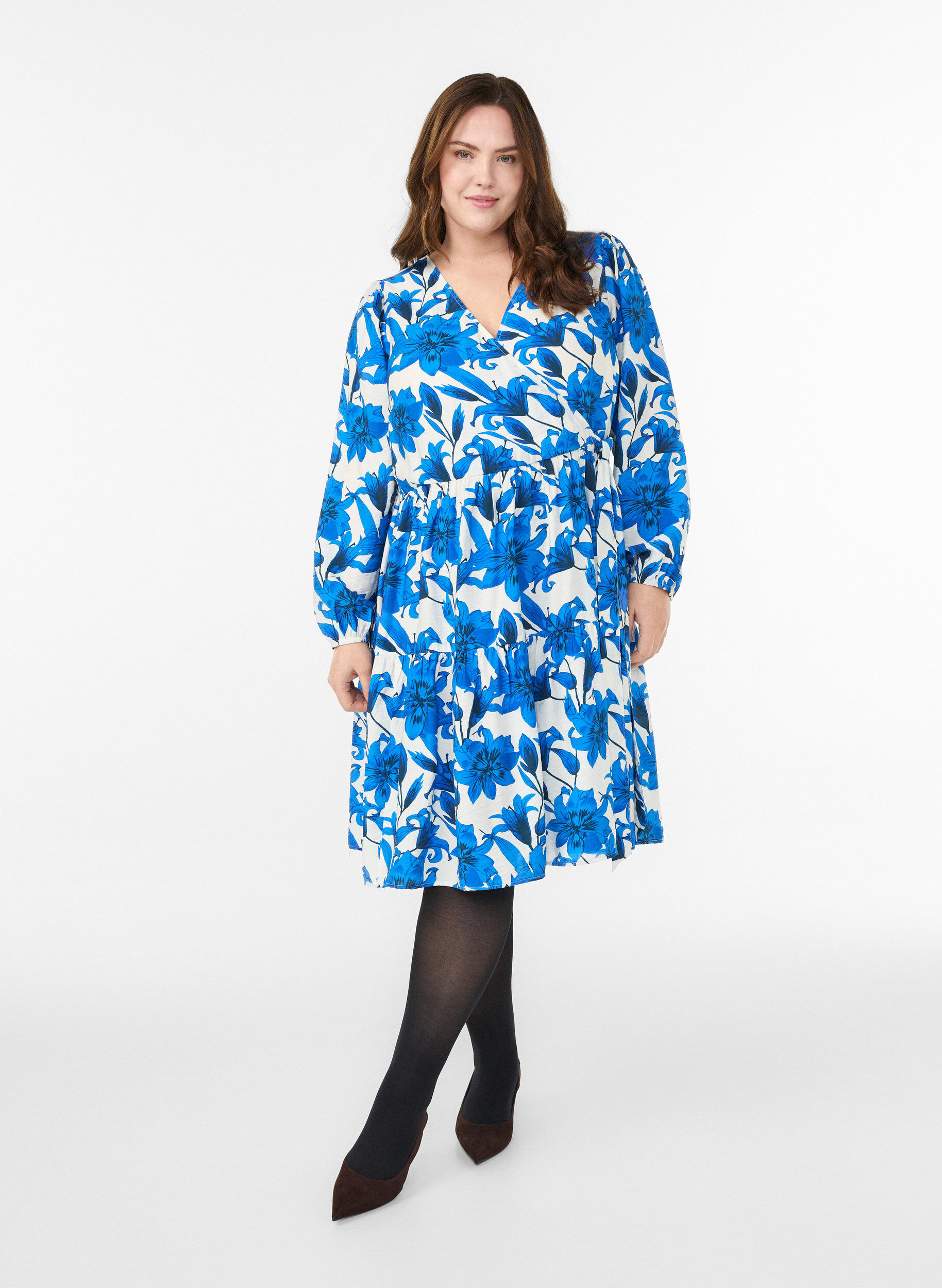 ZizziGebl&uuml;mtes Wickelkleid mit Bindeg&uuml;rtel, Vanille, Model image number 1