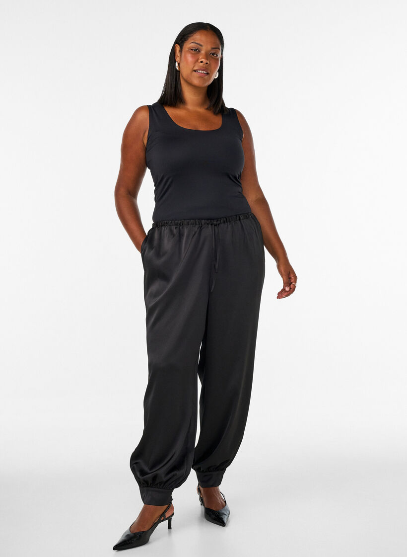 Figurbetontes Basic-Top aus glattem Stoff, Schwarz, Model image number 1