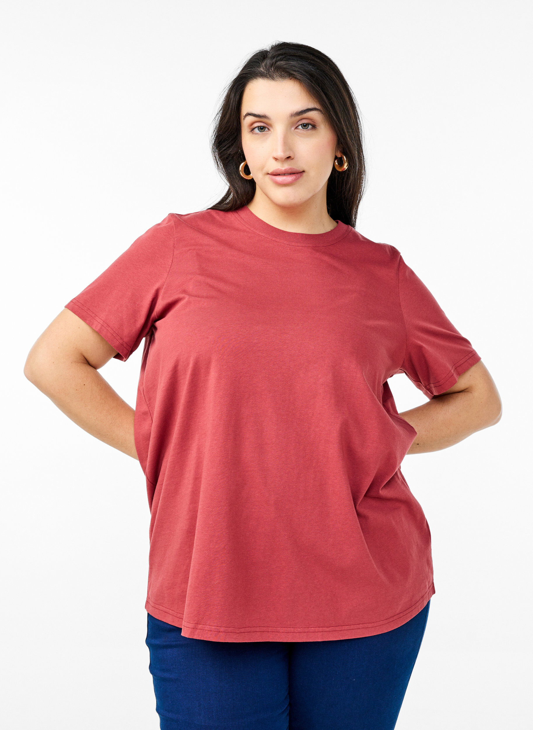 Basic-T-Shirt aus Baumwolle mit Rundhalsausschnitt, Rot, Model