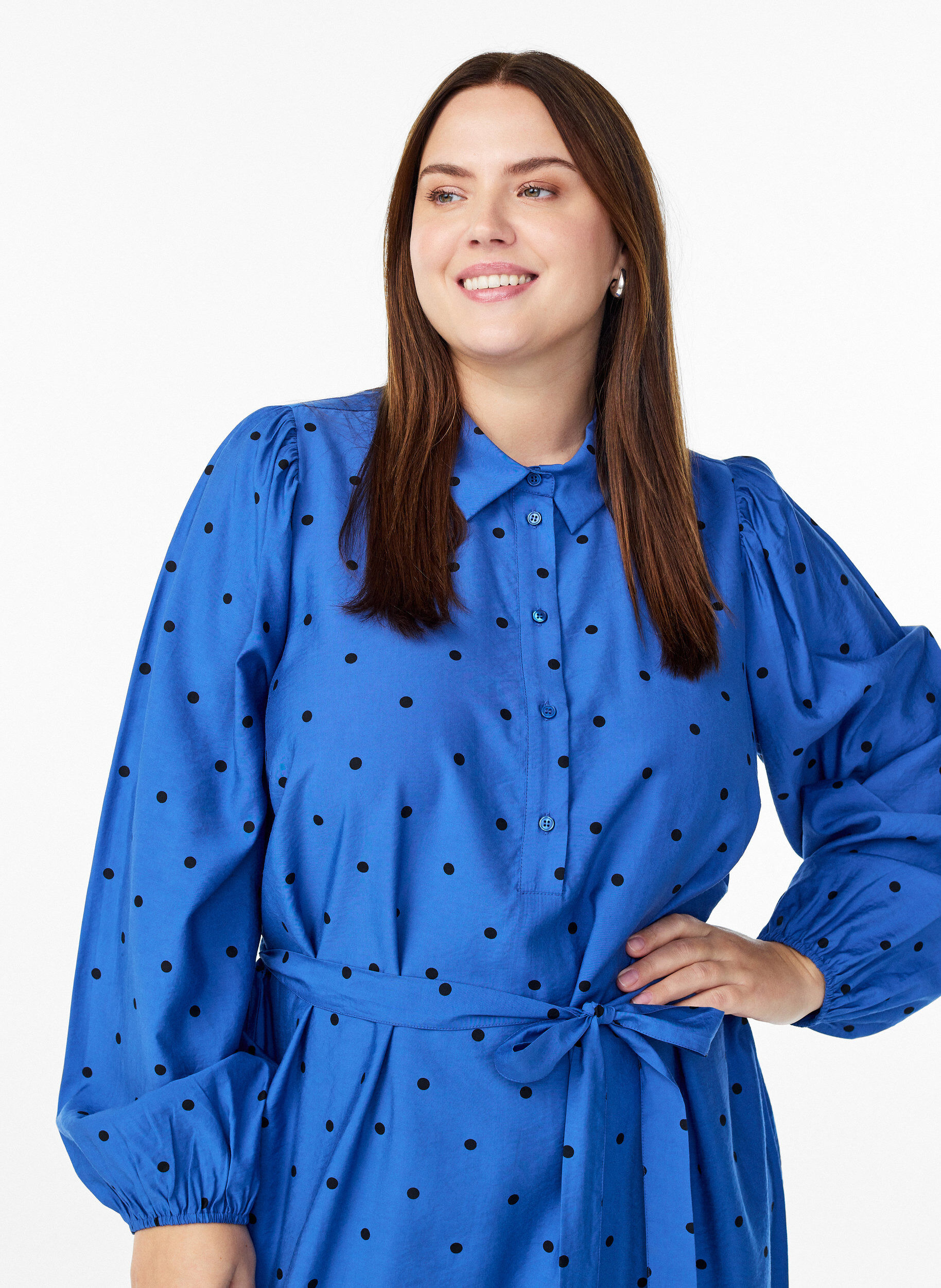 ZizziGepunktetes Midikleid mit abnehmbarem Bindeg&uuml;rtel, Blau, Model image number 2