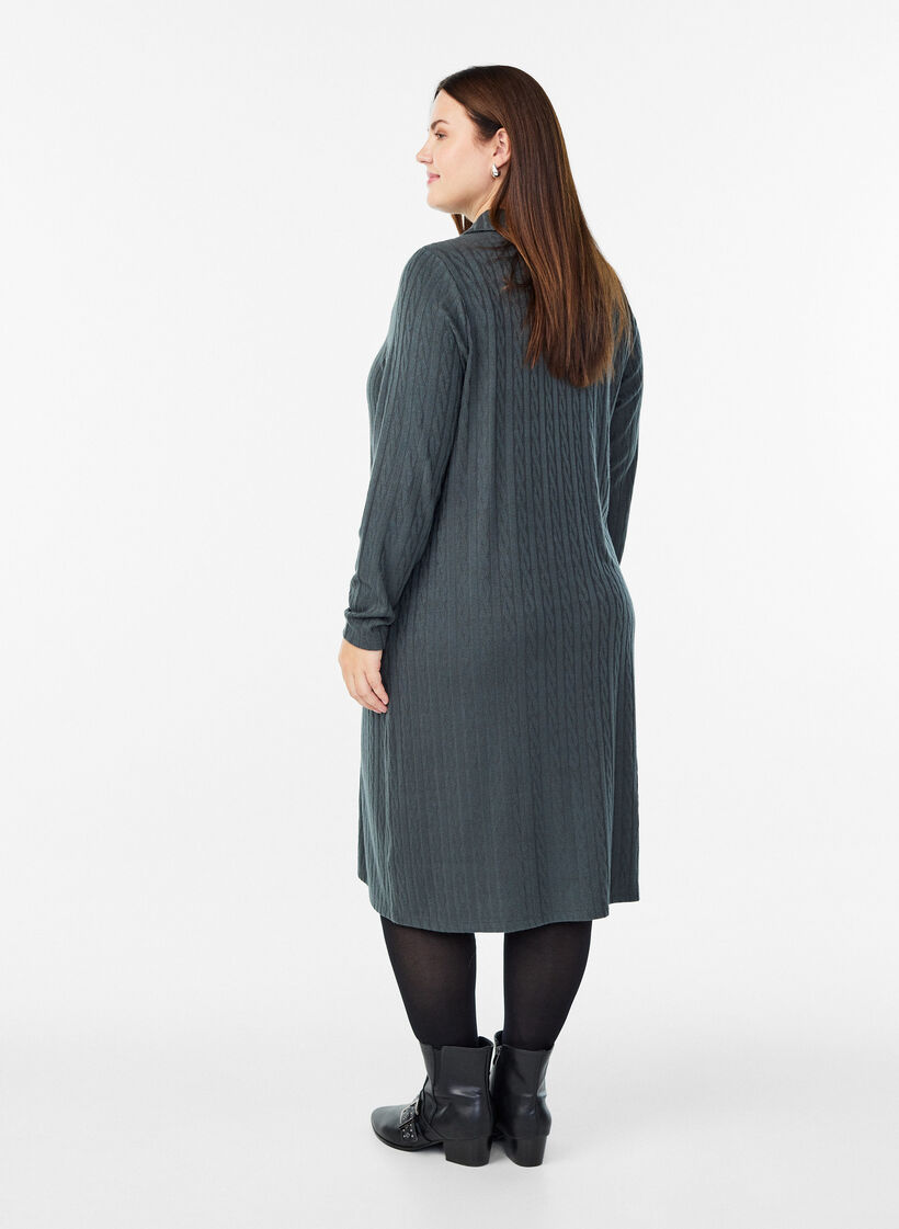 Kleid mit Zopfmuster und V-Ausschnitt, Grün, Model image number 2