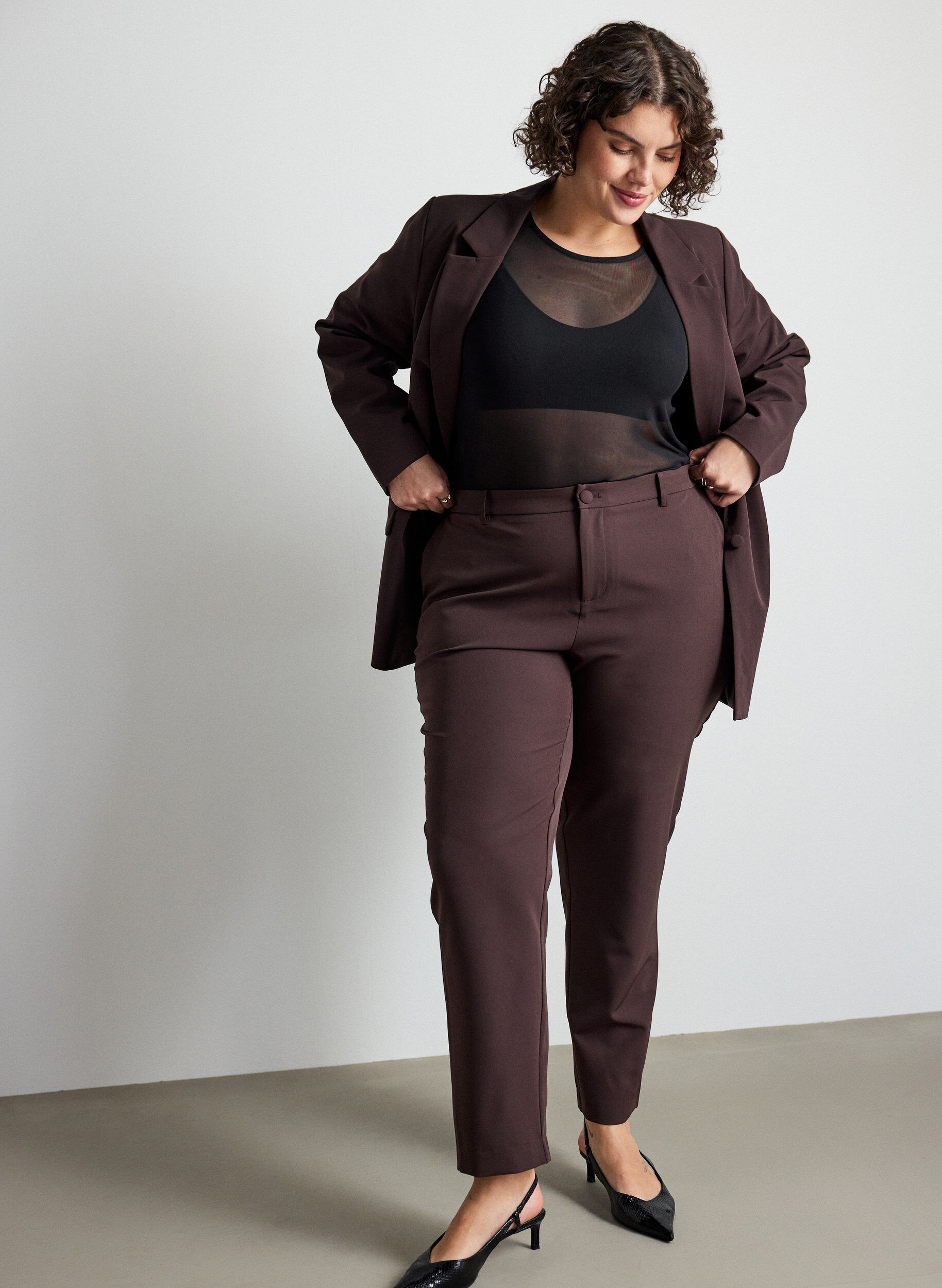 ZizziHose mit Taschen und geradem Bein, Braun, Model image number 0