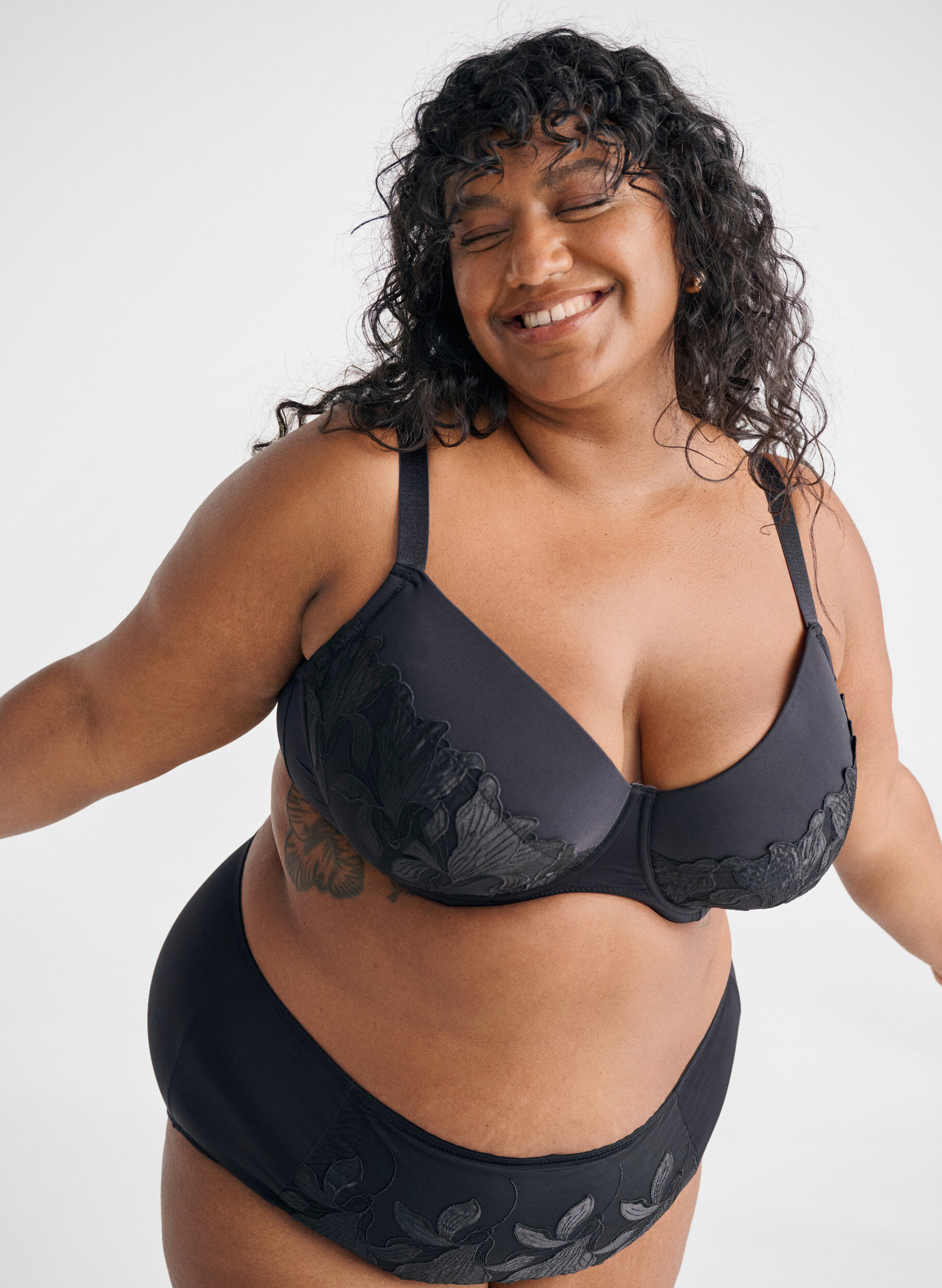 ZizziGepolsterter BH mit Blumenstickerei, Schwarz, Image image number 0