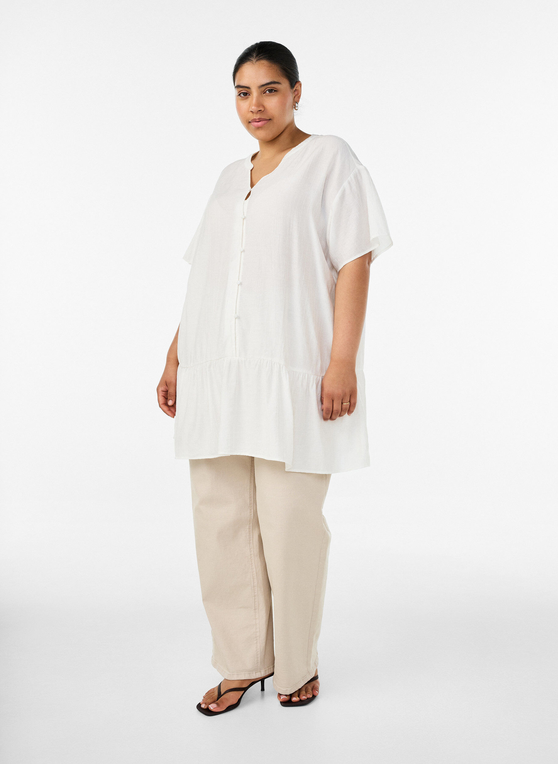 ZizziLockere Tunika mit gekr&auml;uselter Struktur und R&uuml;schensaum, Vanille, Model image number 1