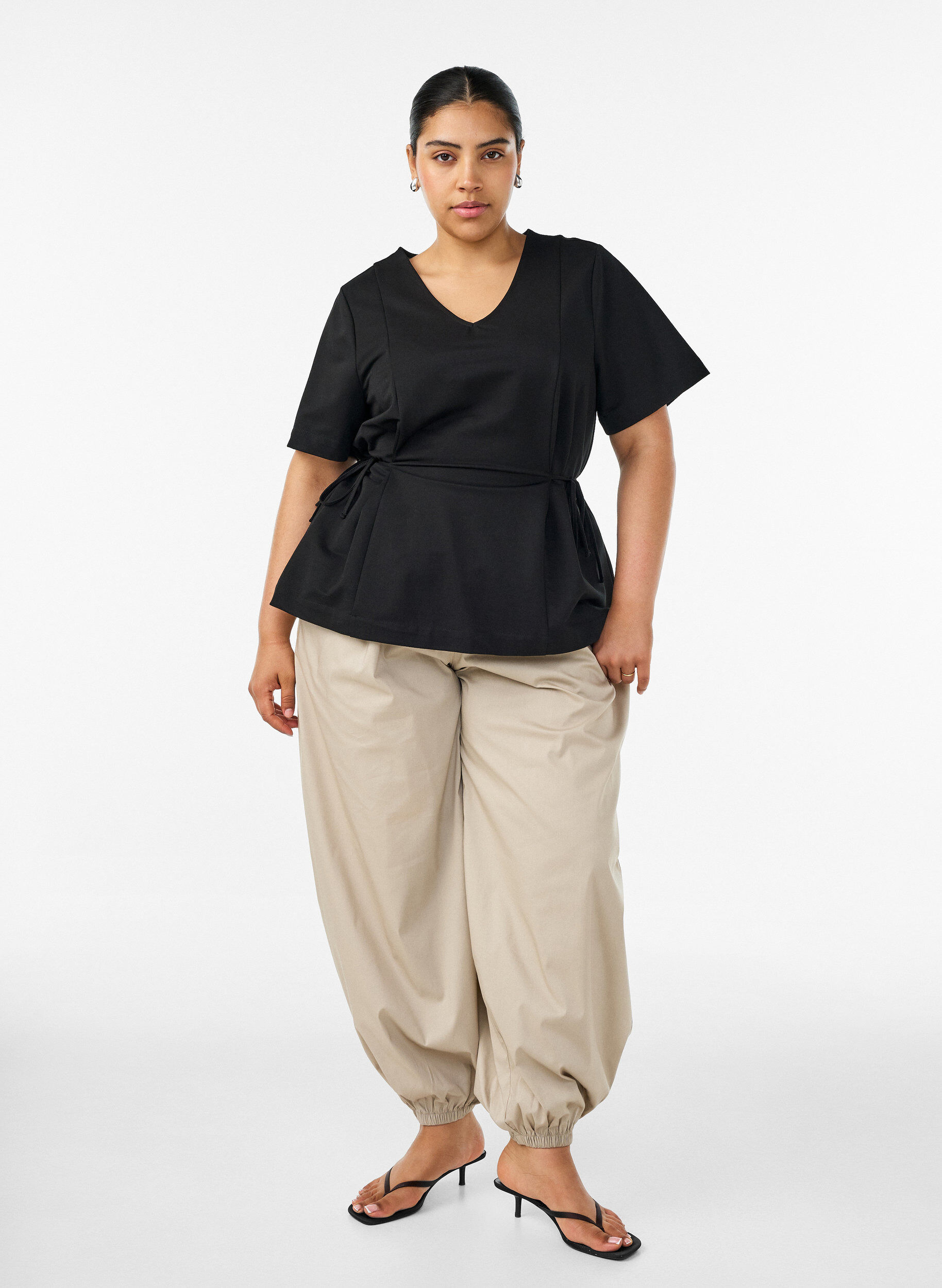 ZizziBluse aus einer Baumwollmischung mit V-Ausschnitt und Bindeband, Schwarz, Model image number 1