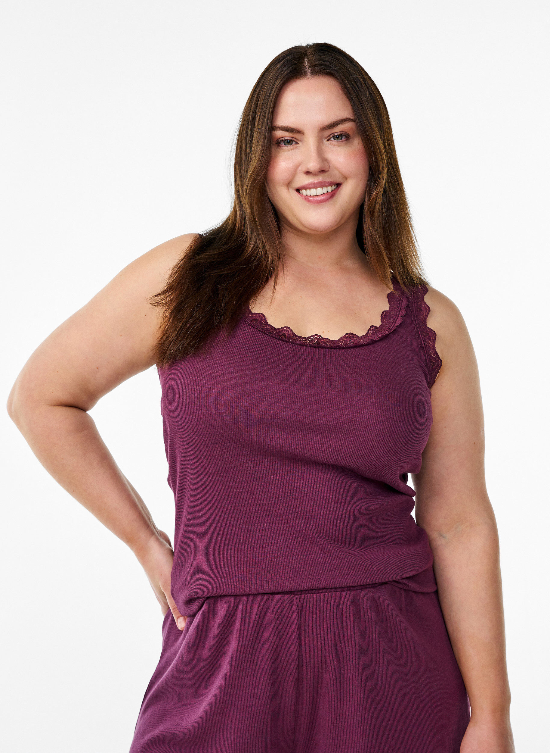 Lockere Nachtshorts aus geripptem Material mit Spitzensaum, Dunkles Bordeaux, Model