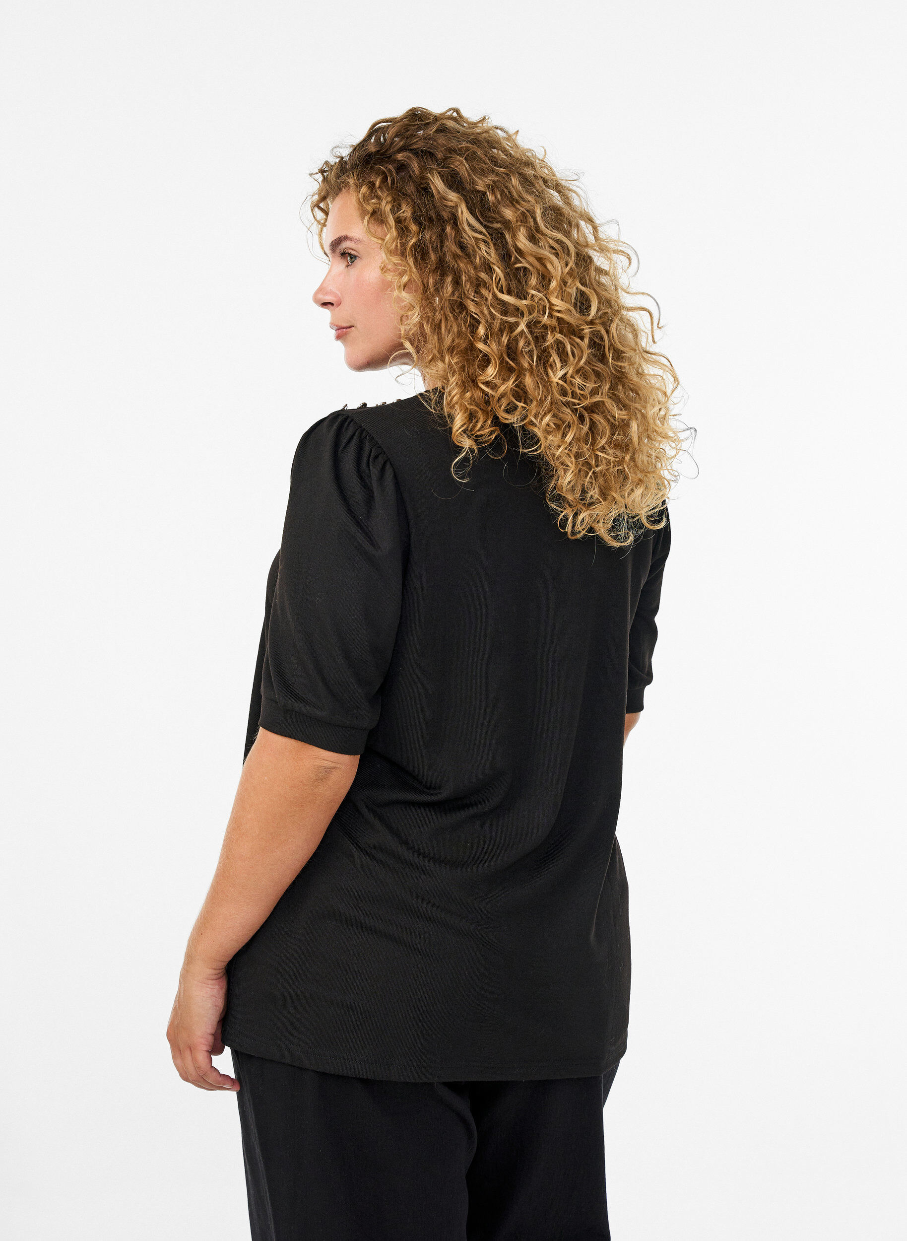 ZizziBluse mit Knopfdetail und kurzen Puff&auml;rmeln, Schwarz, Model image number 2