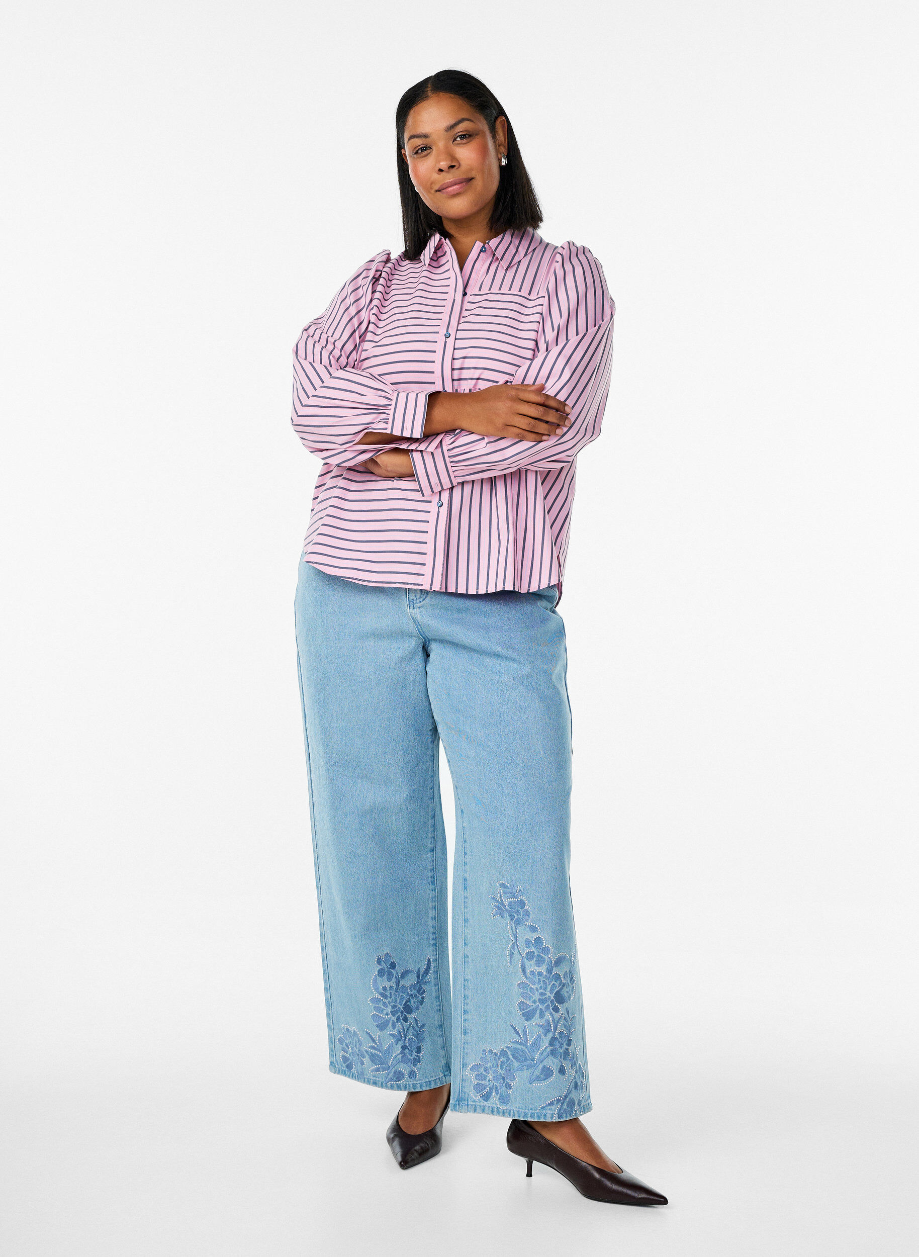 ZizziMyra Jeans mit weiter Passform und Blumendetails, Blau, Model image number 0